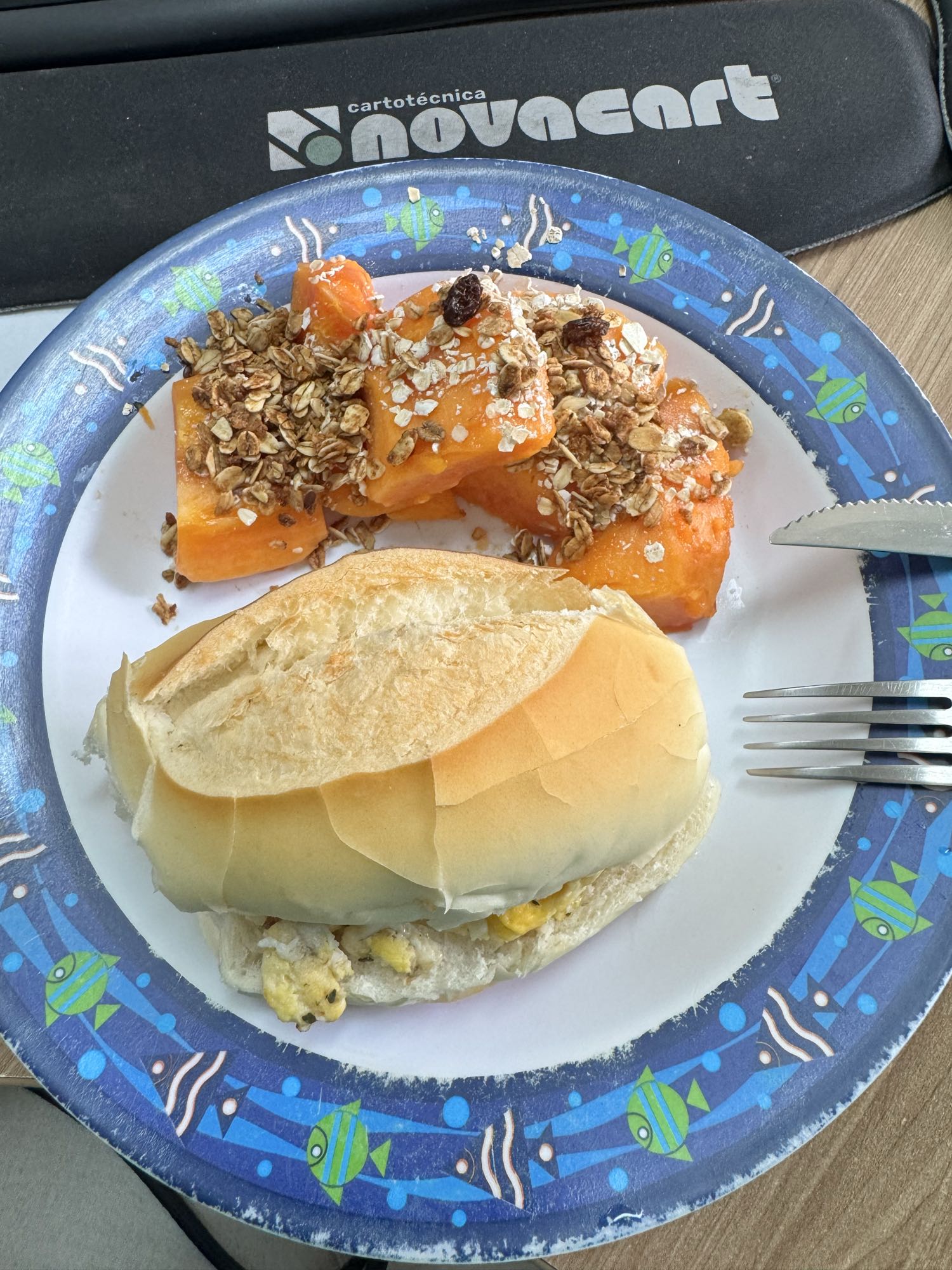 Pão com ovo e mamão