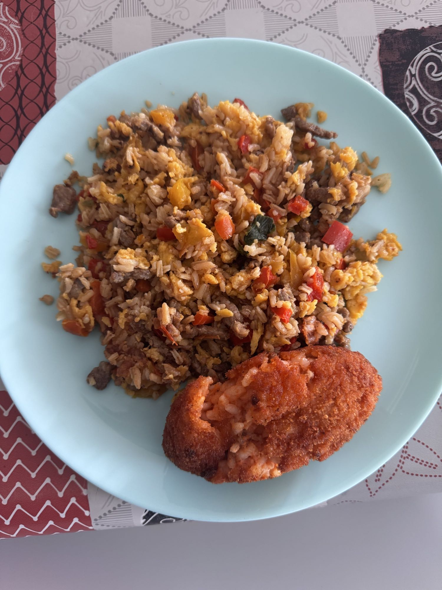Arroz frito con croqueta