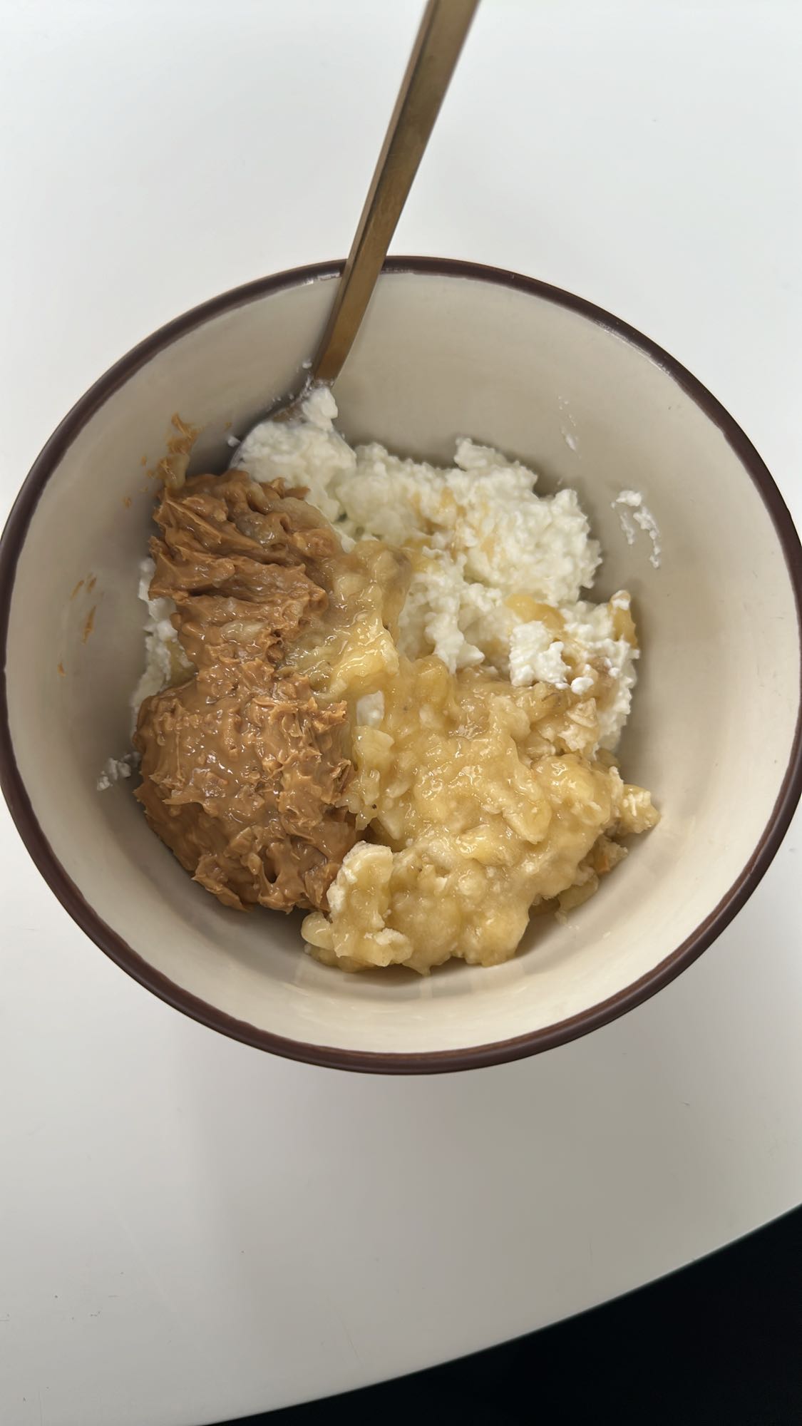 Brânză cu banană și unt de arahide