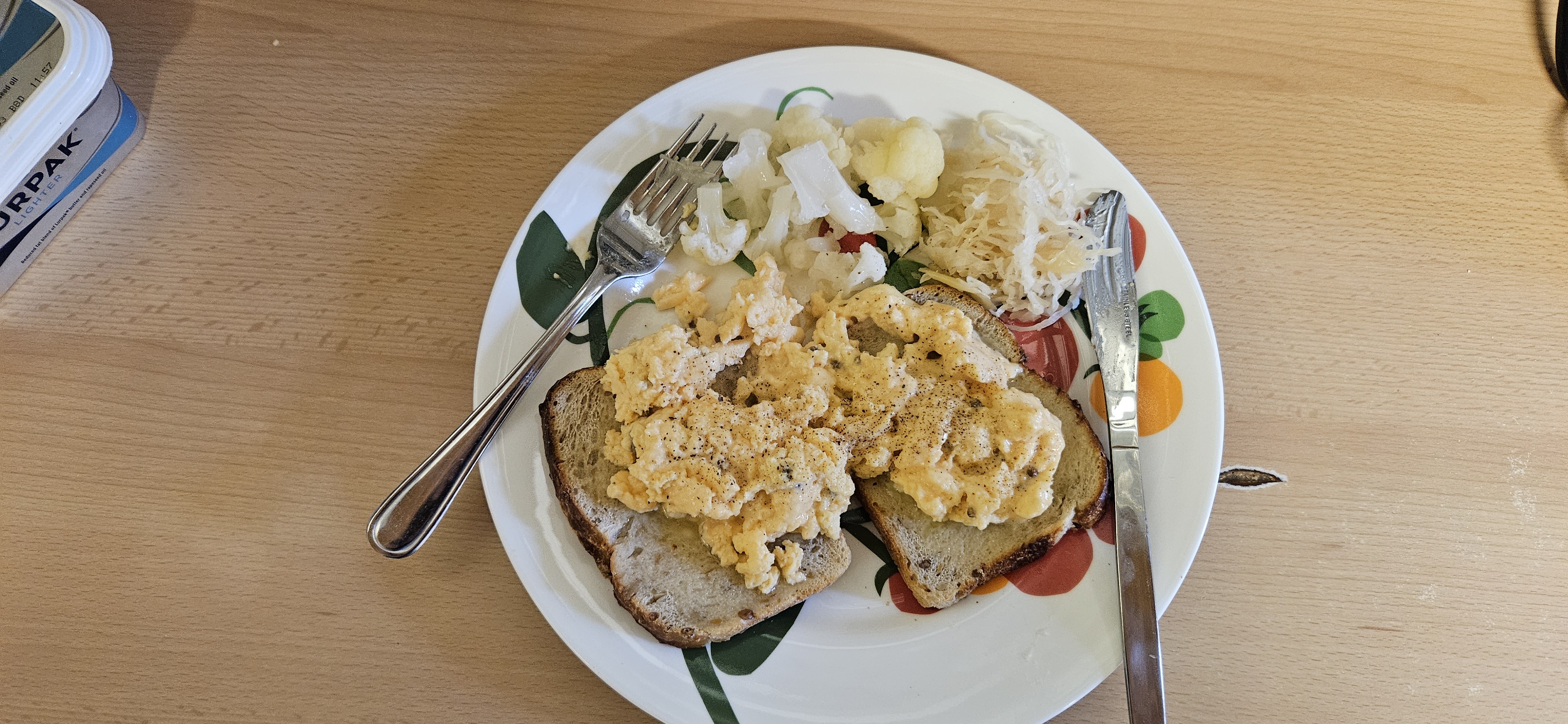 Scrambled eggs on bread