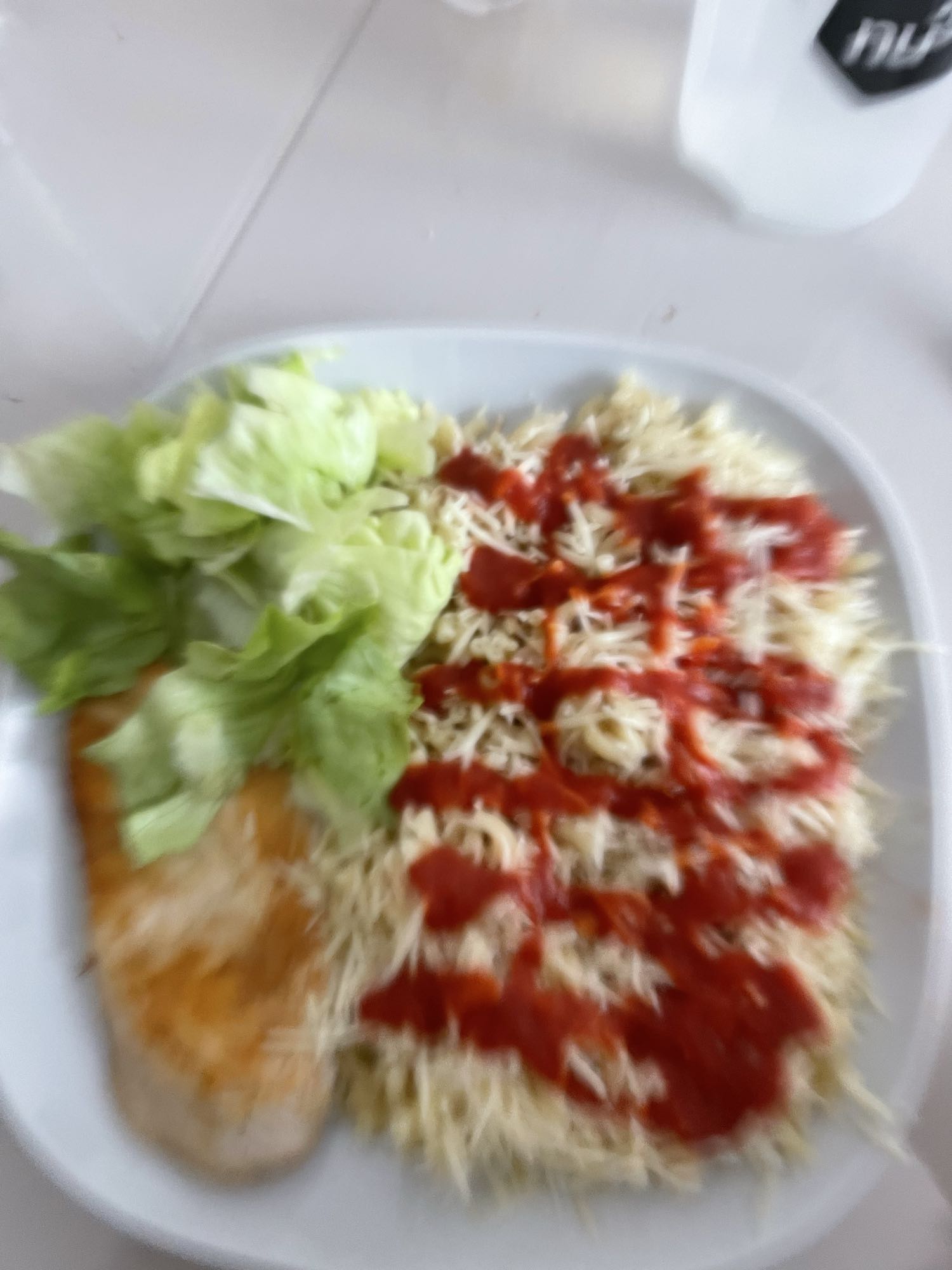 Poulet, pâtes, salade