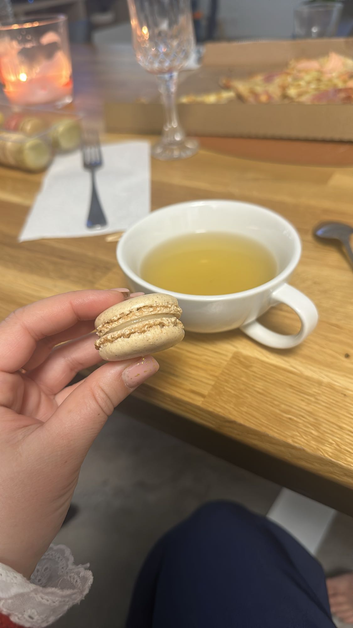 Ceai cu macaron și pizza