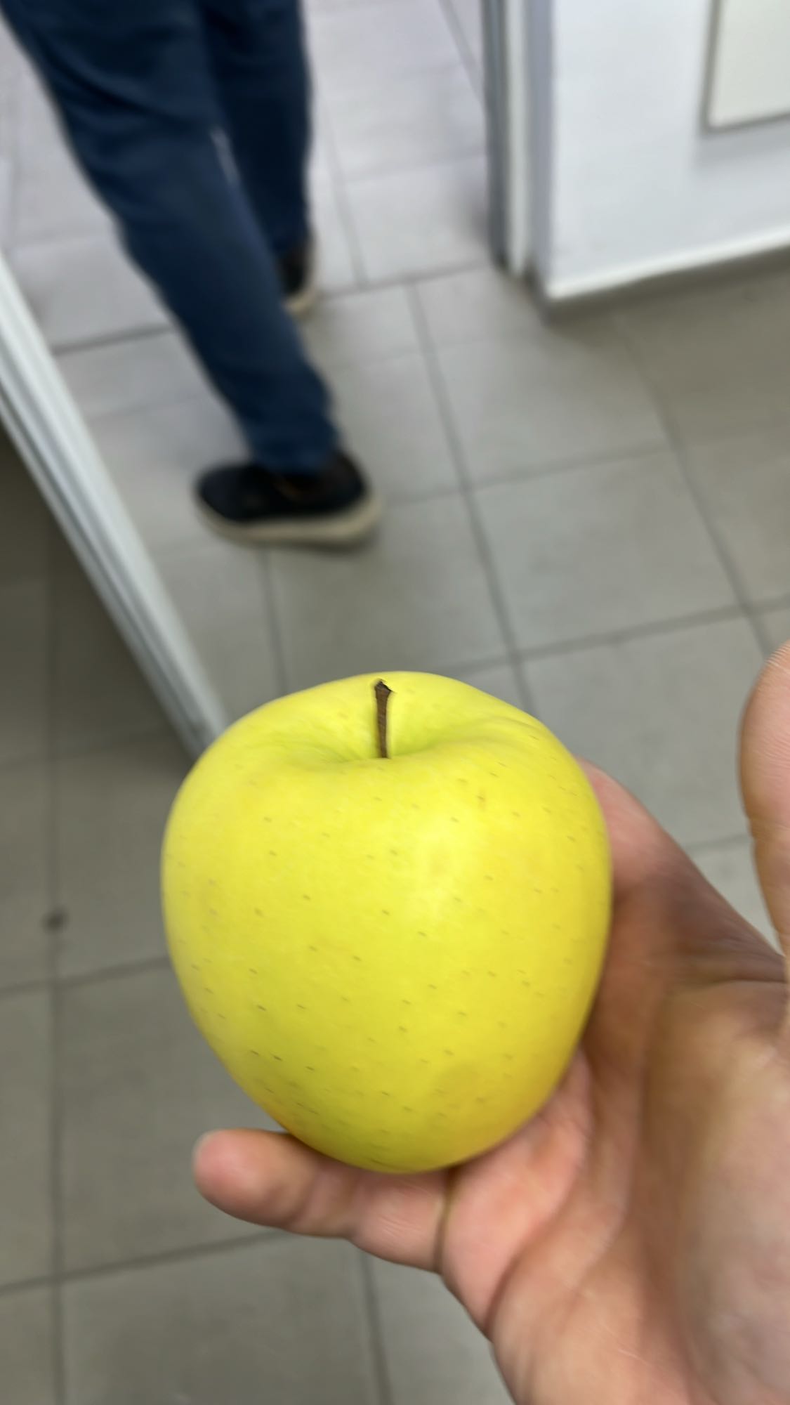 жълта ябълка