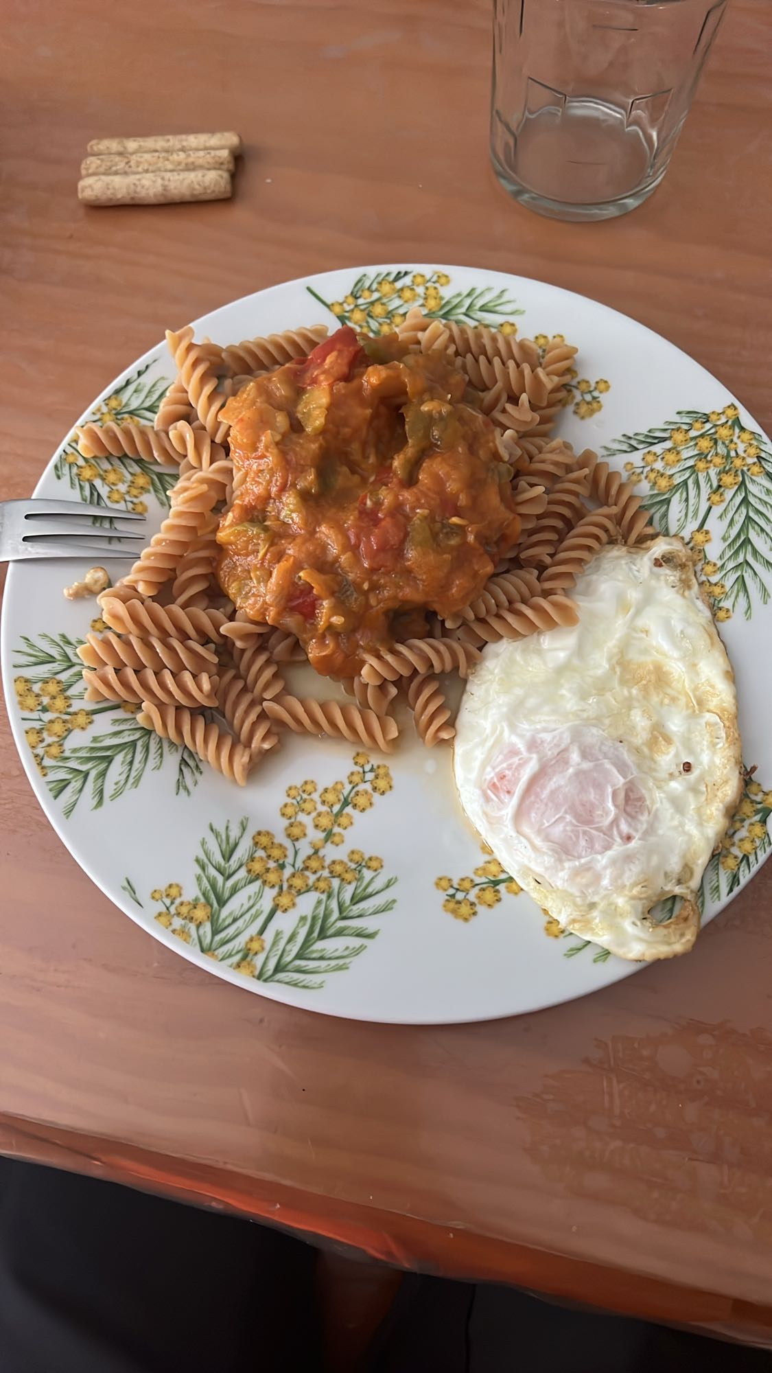 Pasta con huevo y salsa