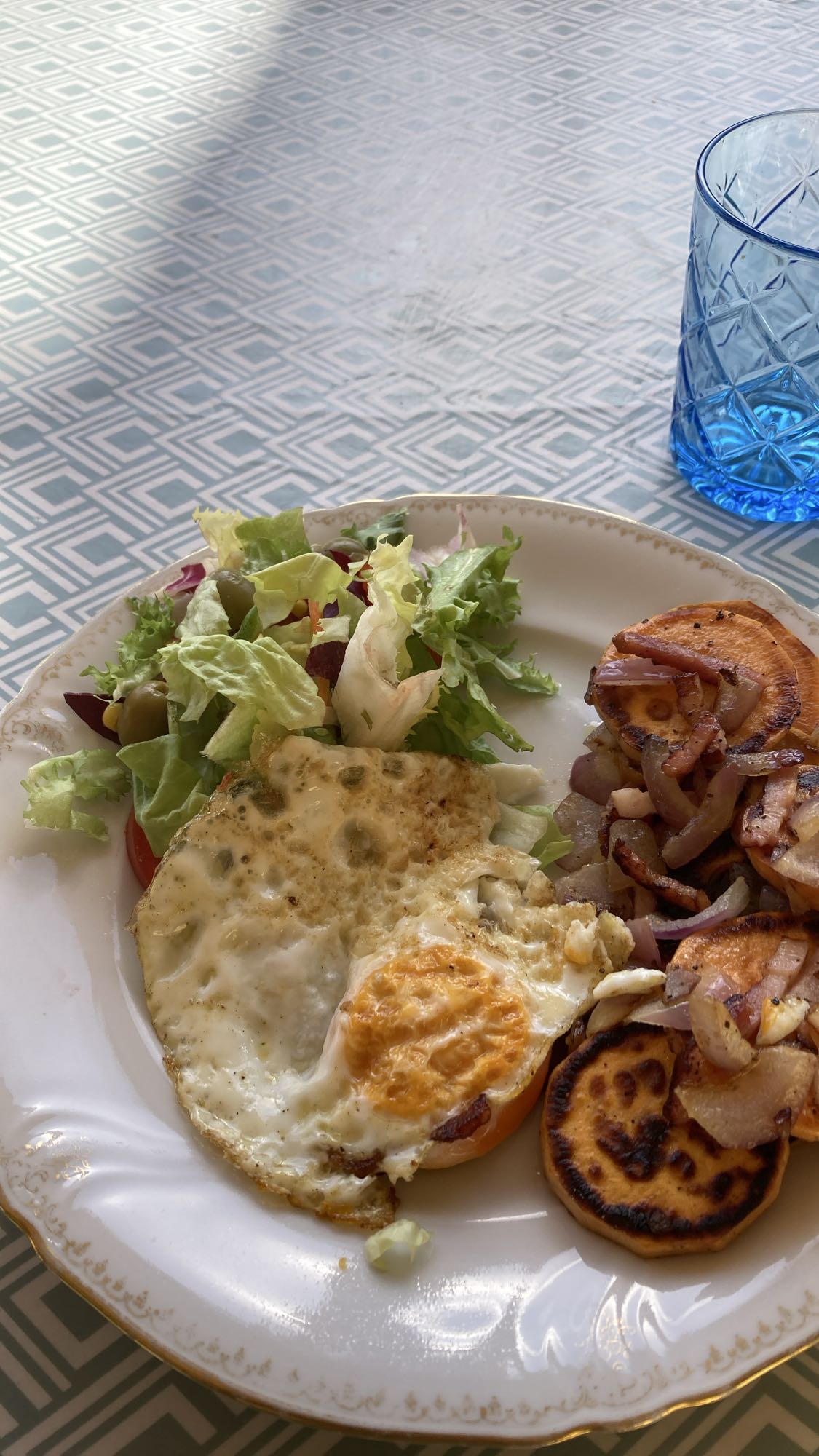 Stekt ägg med sötpotatis