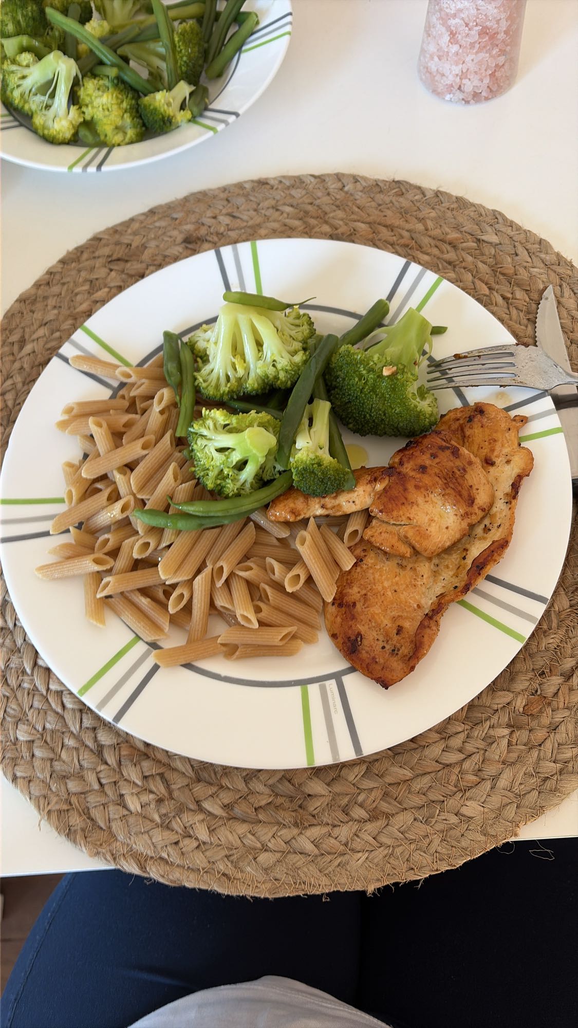 Pasta integral con pollo y verduras