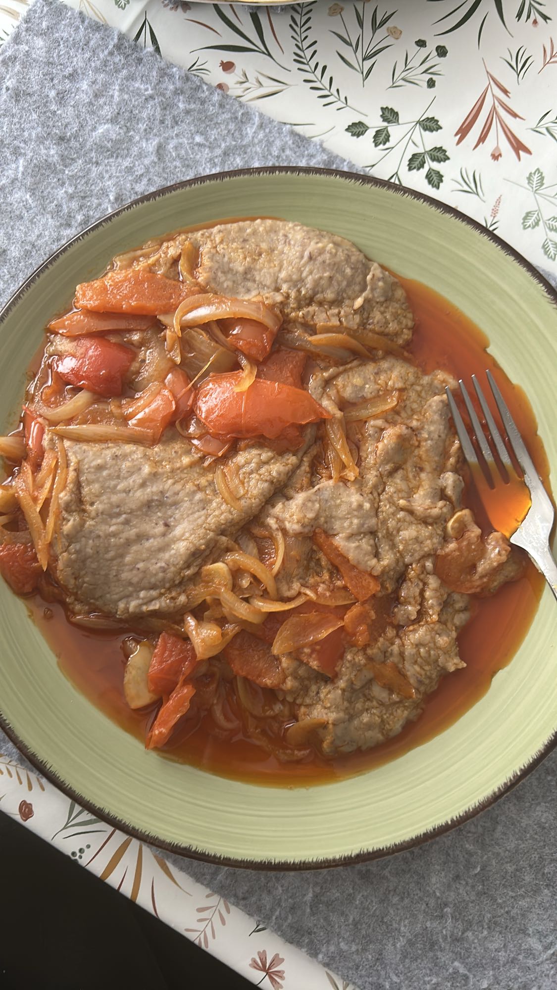 Bistec encebollado con tomate