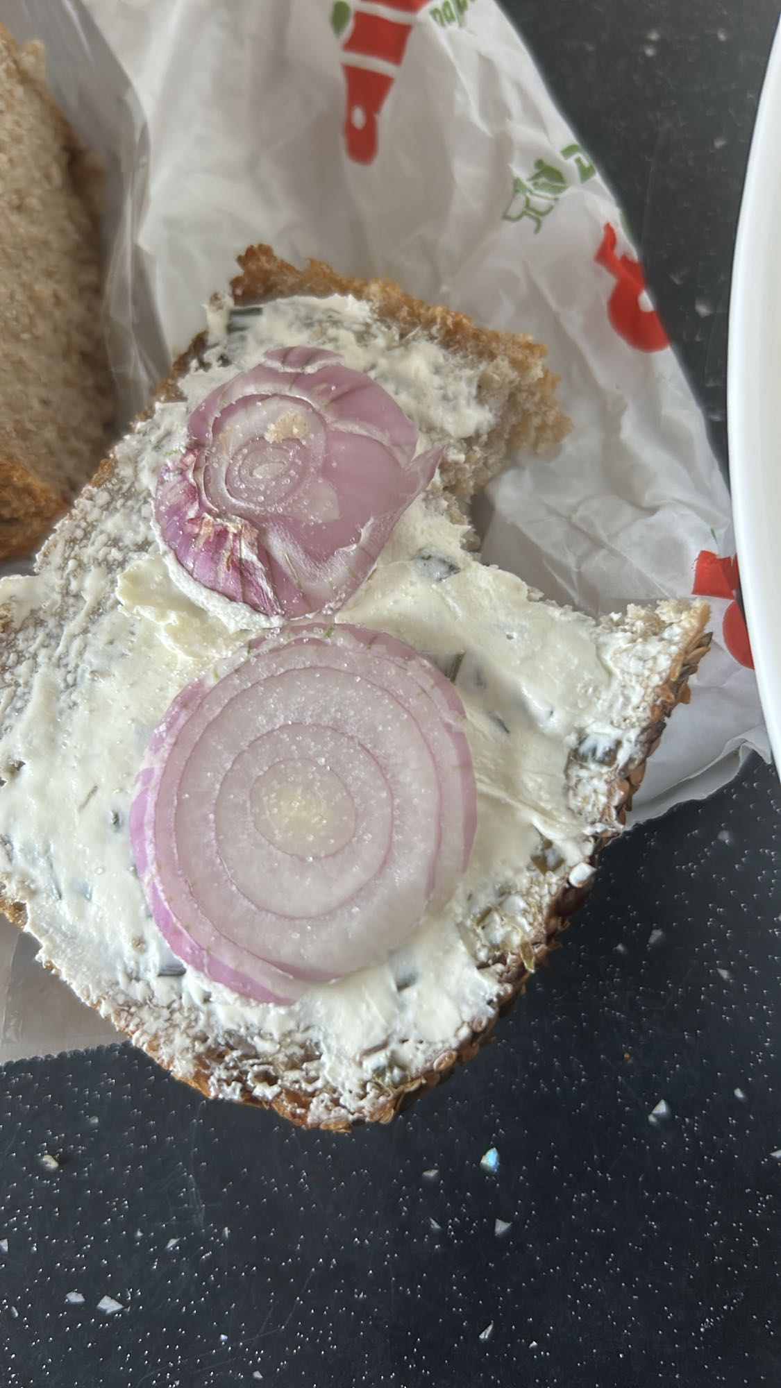 Chleb z twarożkiem i cebulą