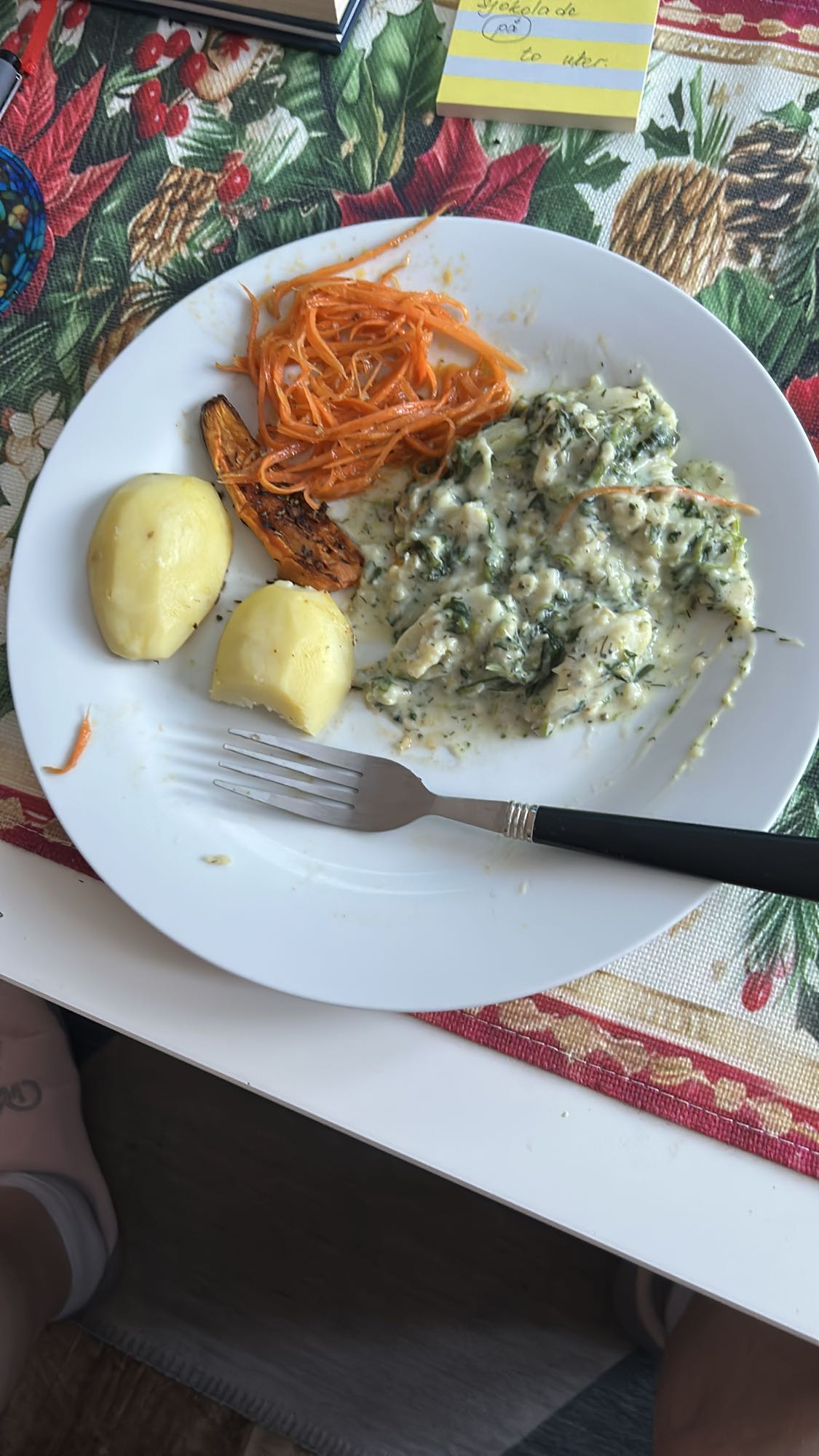 овощи с картофелем и соусом