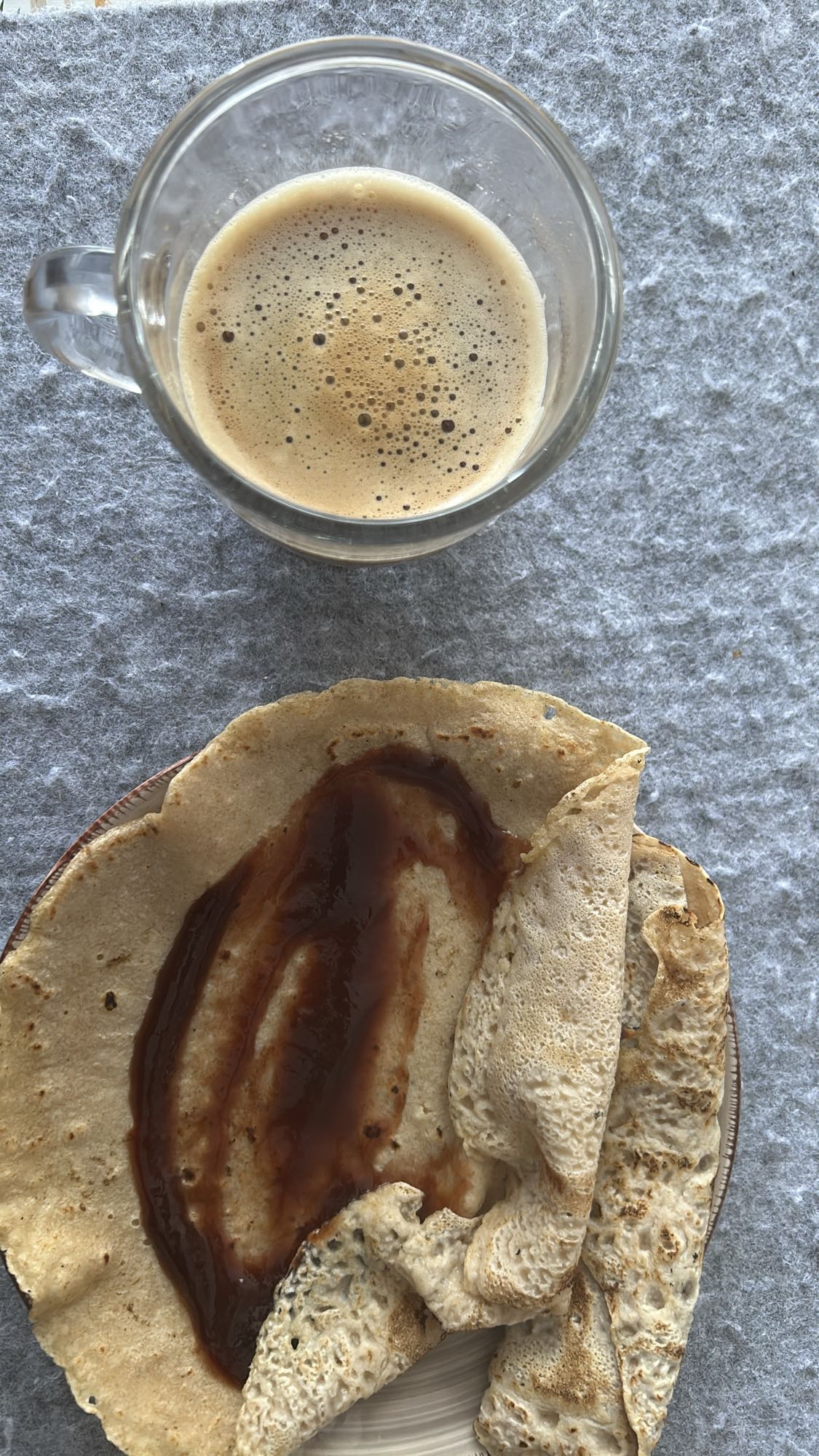 Café y crepas con mermelada