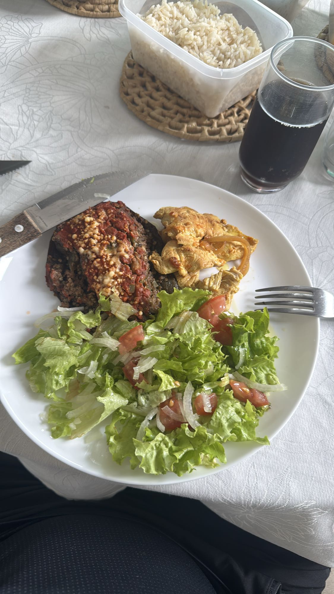 Berinjela recheada e salada