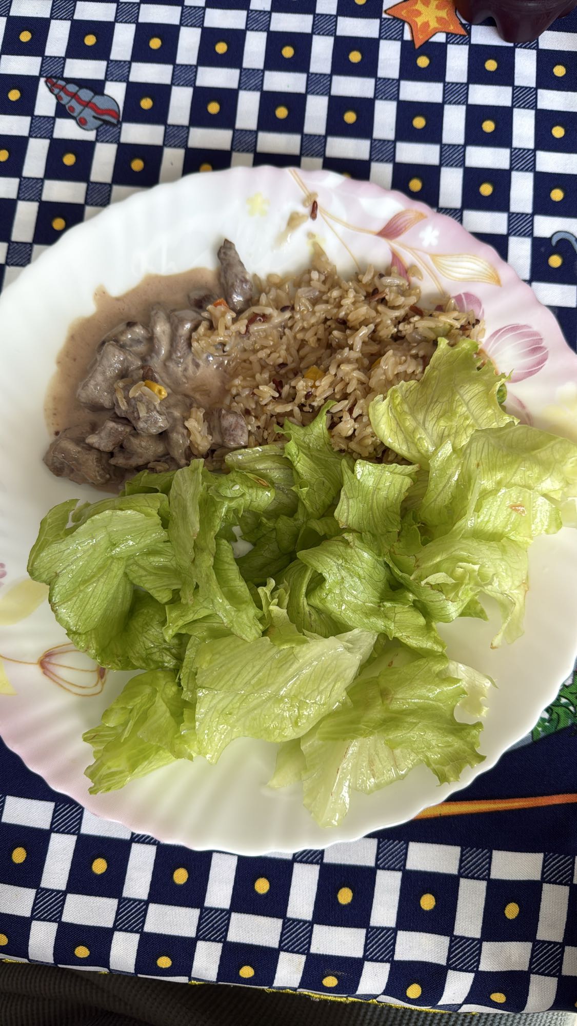 Arroz, carne ao molho e alface