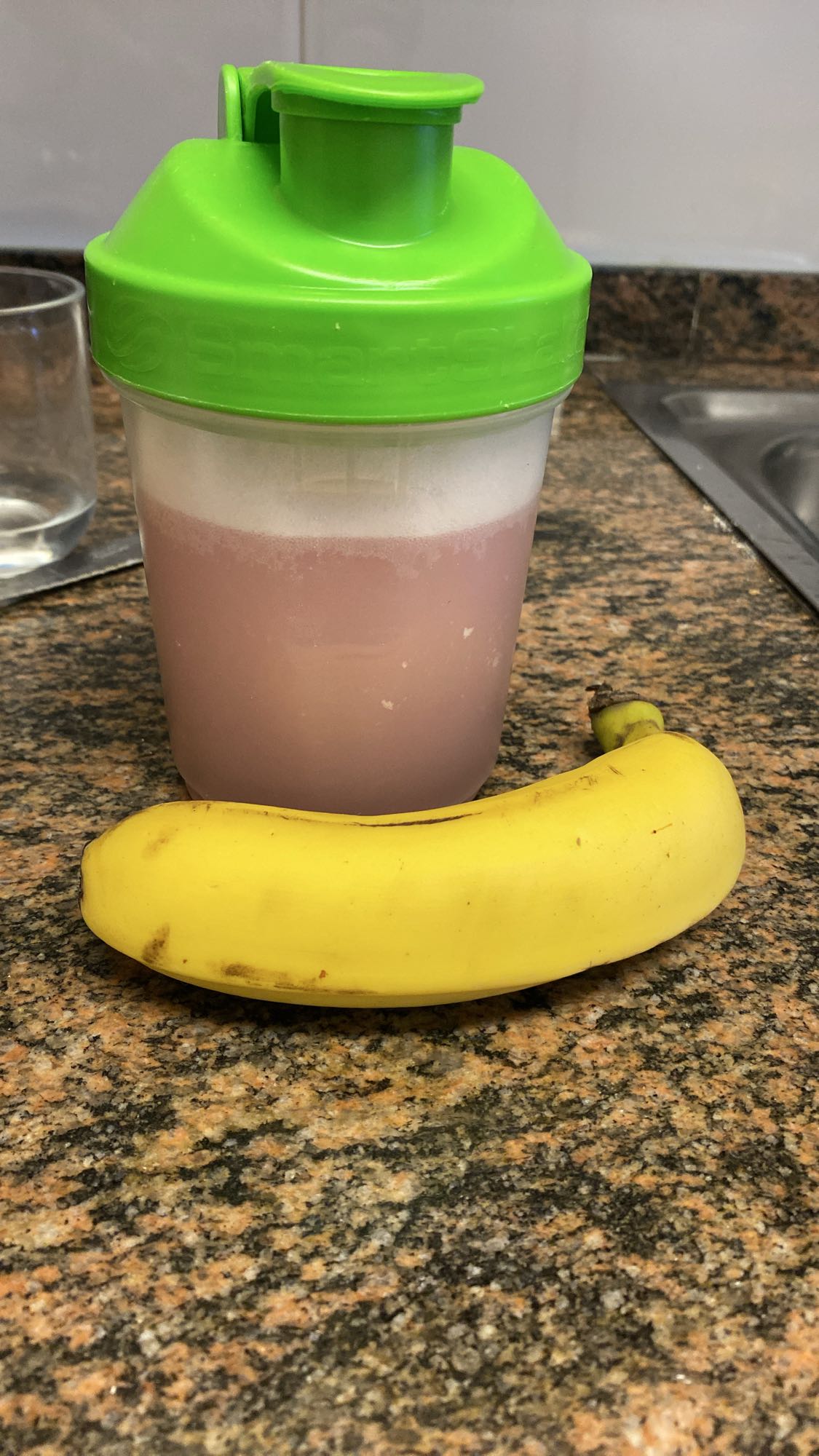 batido de proteína y plátano