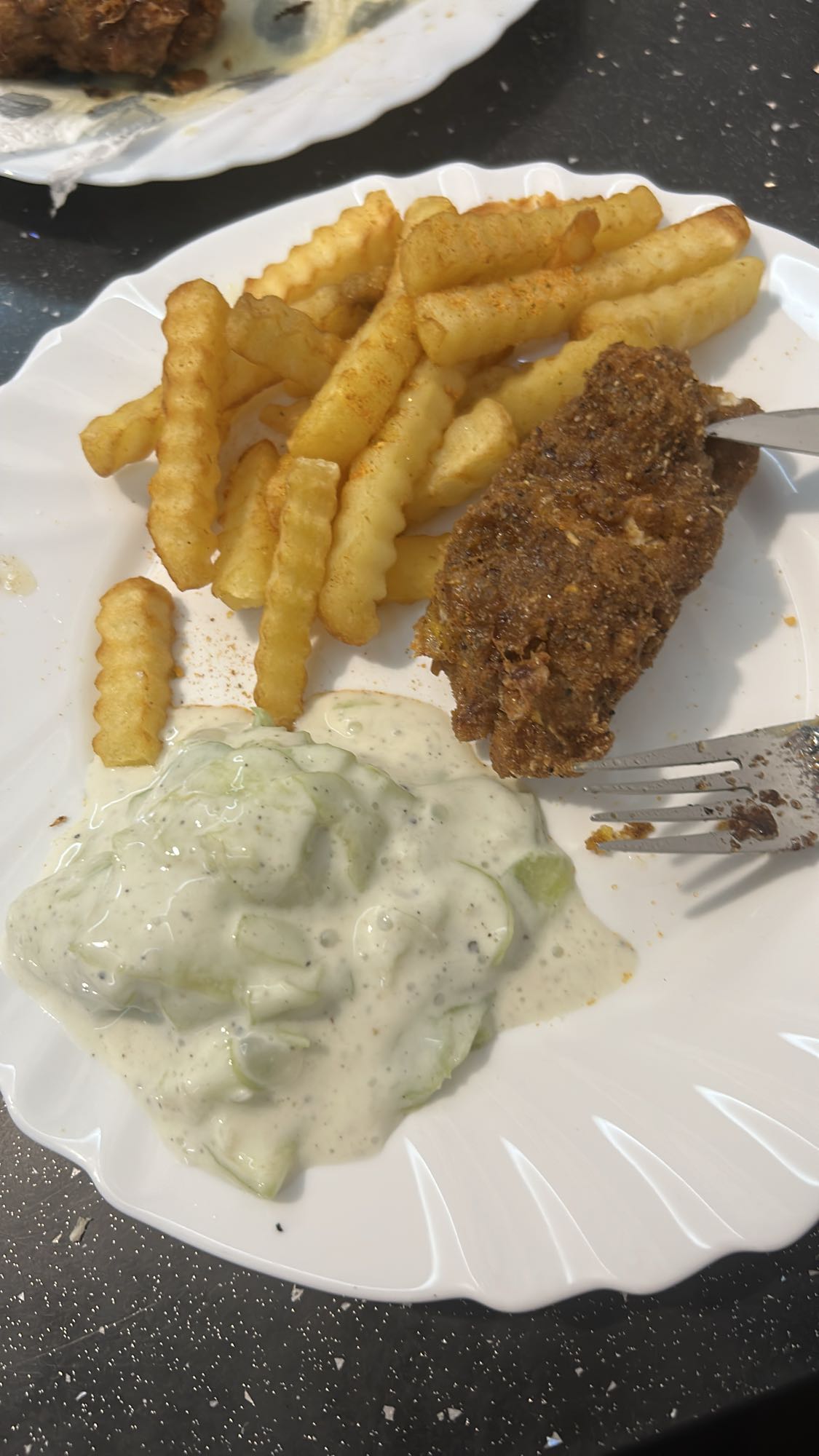 Frytki z kurczakiem i sosem