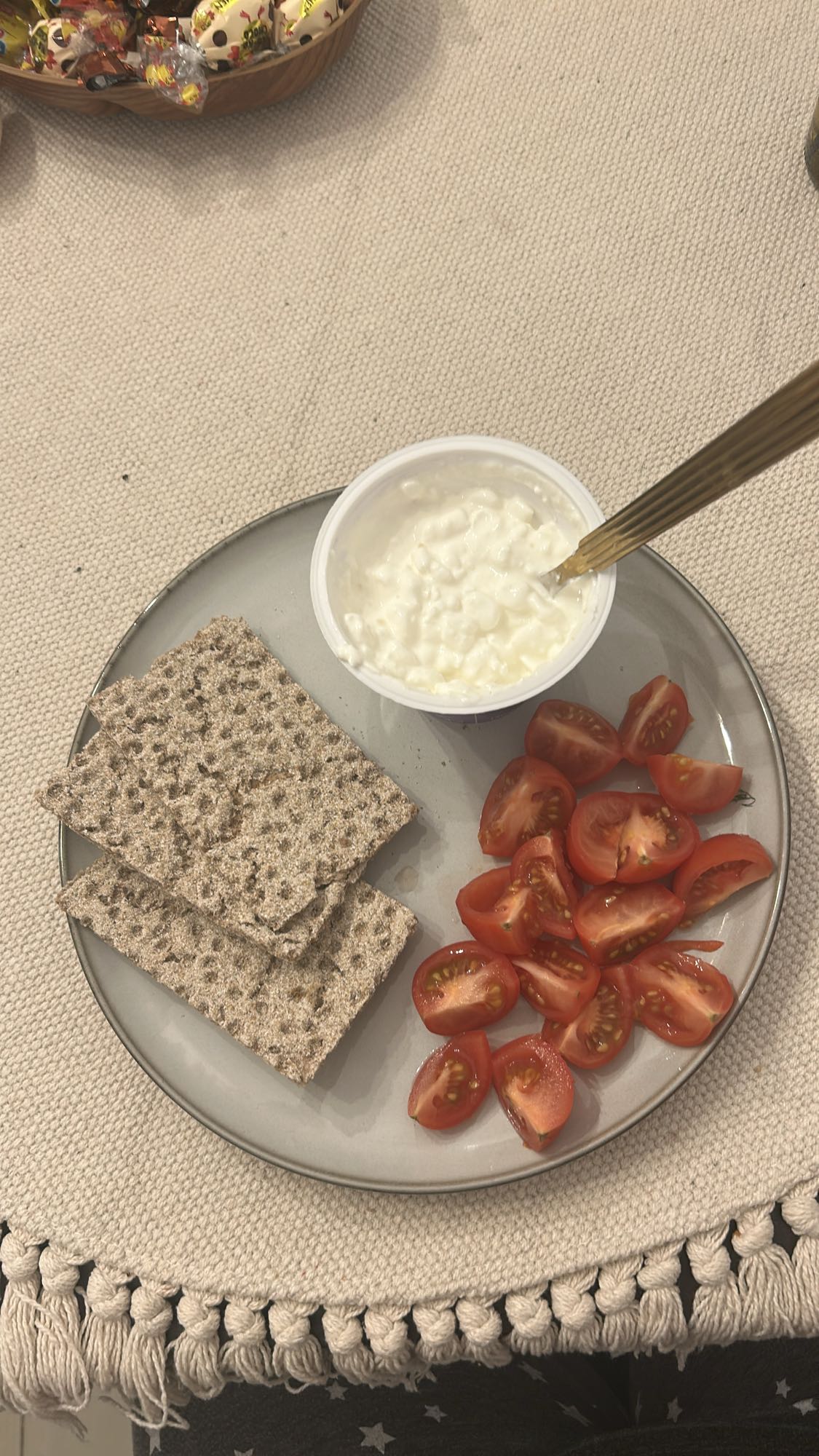 Crackers cu brânză și roșii