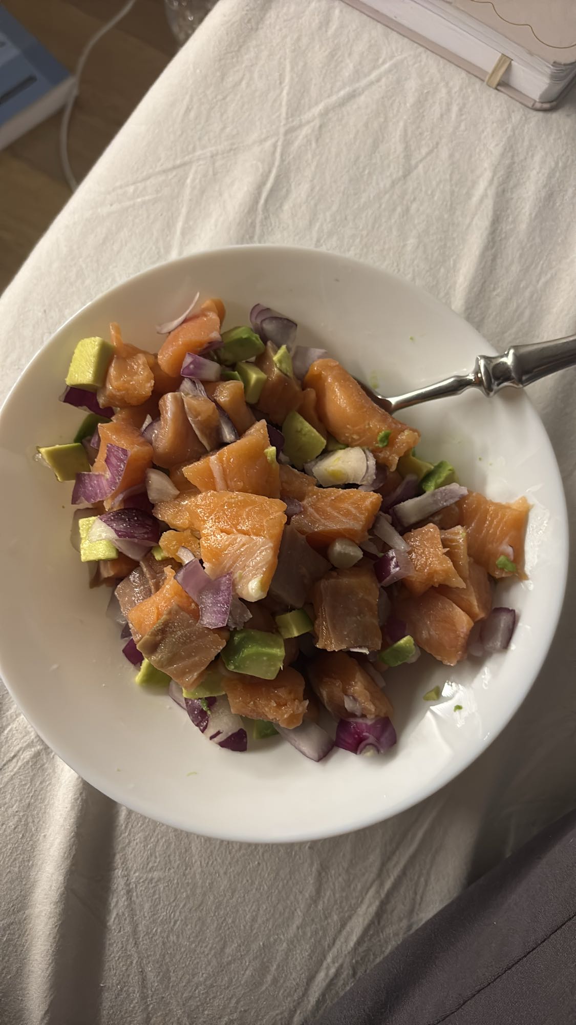 sałatka z łososiem i awokado