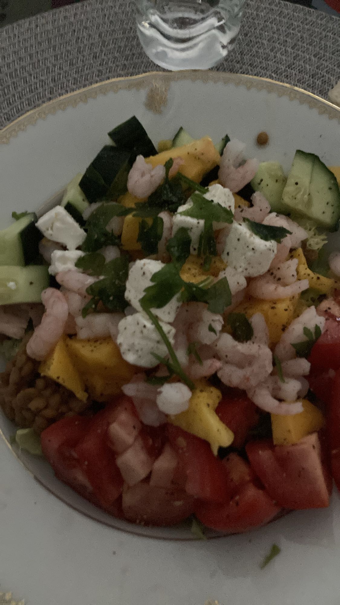 Räksallad med mango och feta