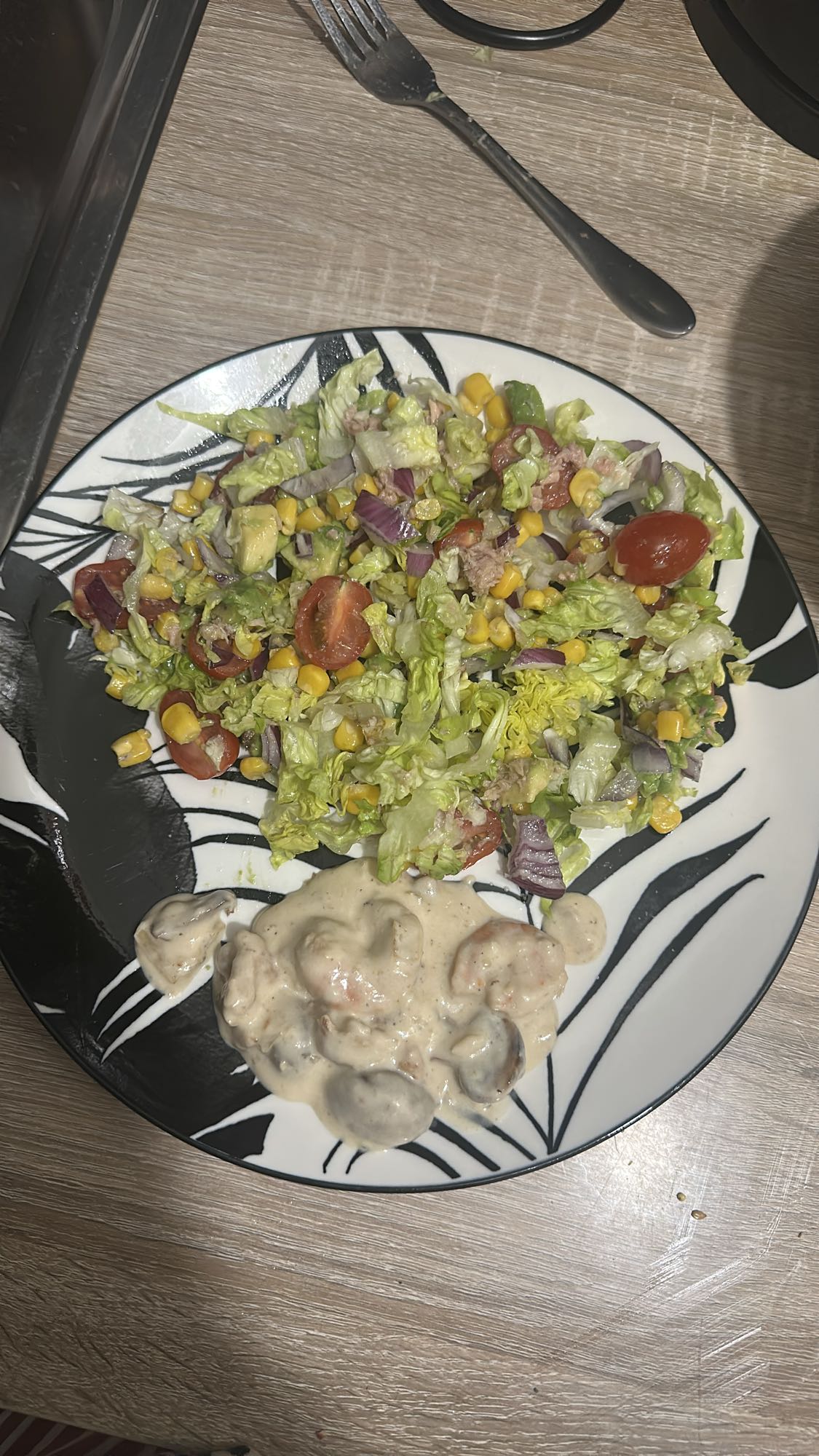 Salată cu creveți în sos