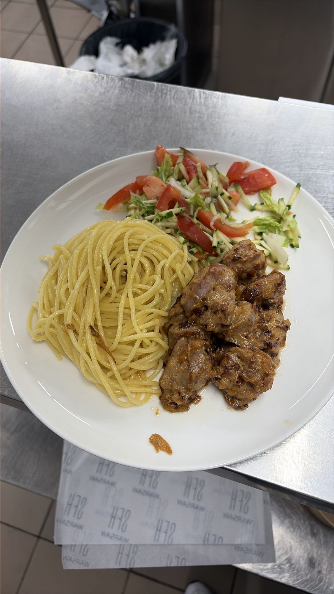 Спагетти с мясом и салатом