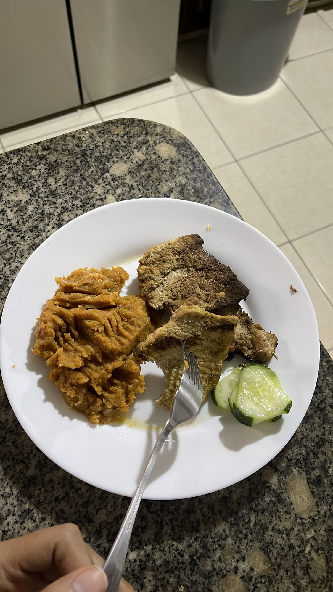 Cerdo, puré y pepino