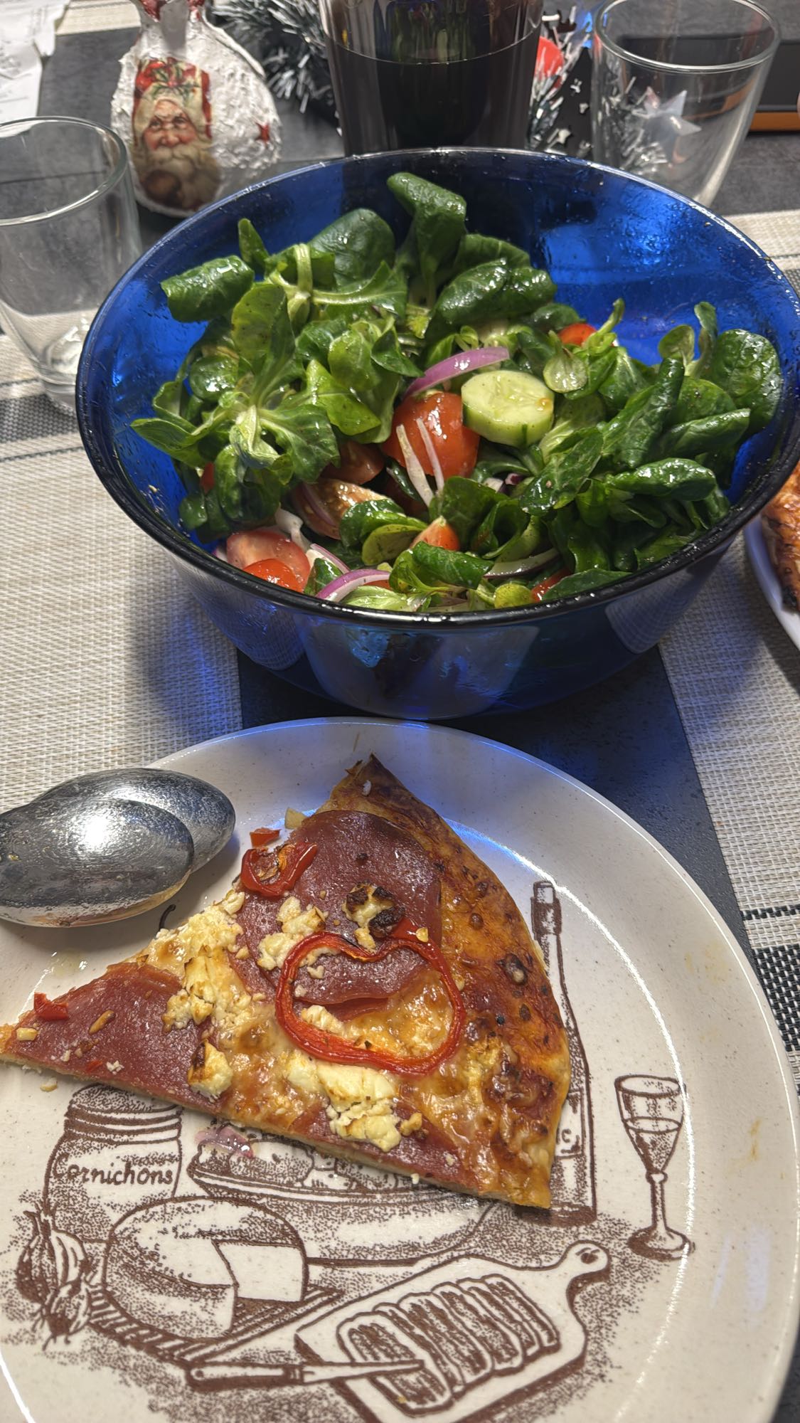 Pizza mit Salat