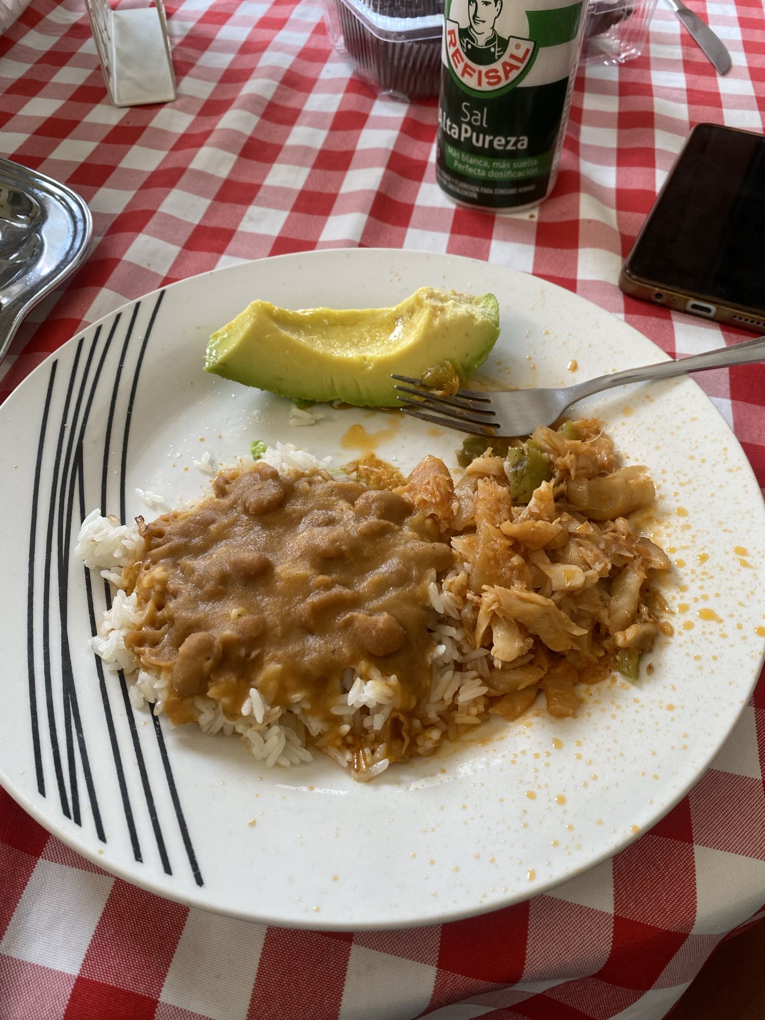Arroz, frijoles y aguacate