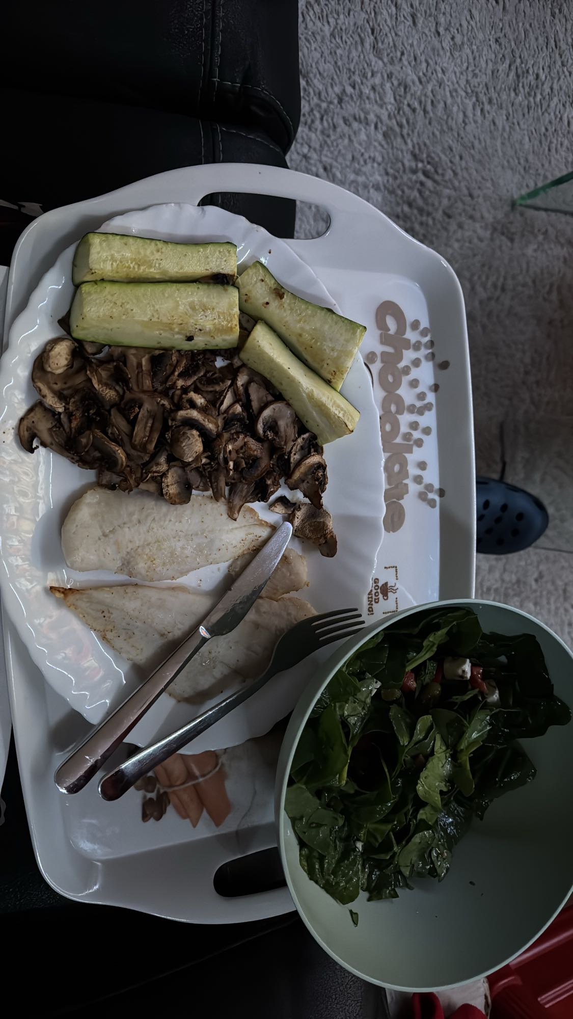 Pescado con verduras y ensalada