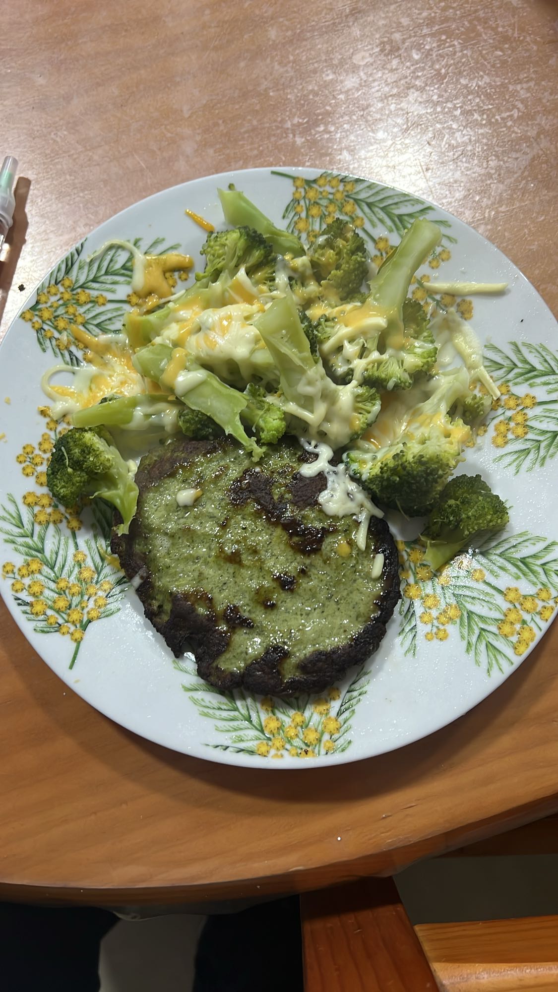 brócoli con hamburguesa