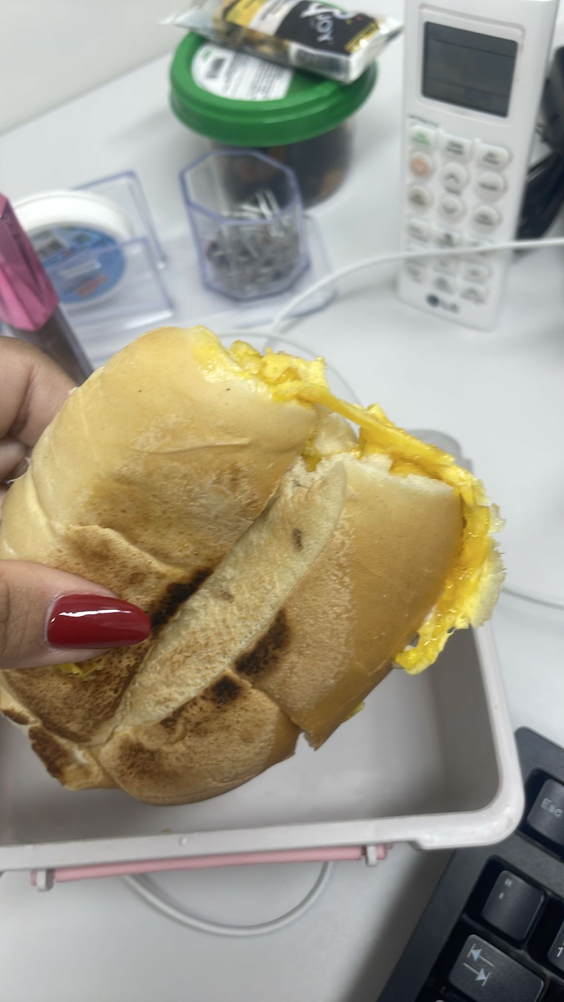 Pão com ovo e queijo