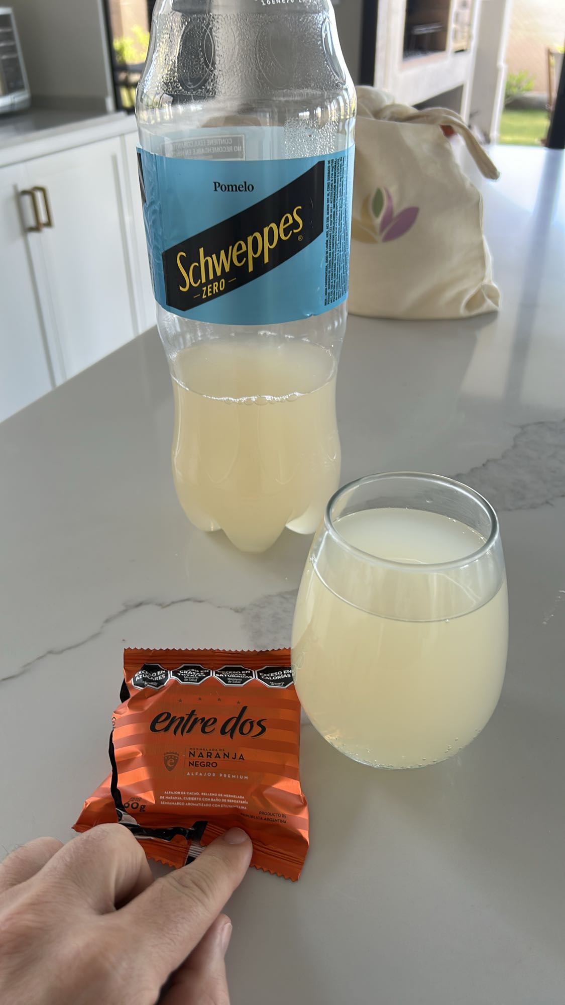 Gaseosa y alfajor naranja