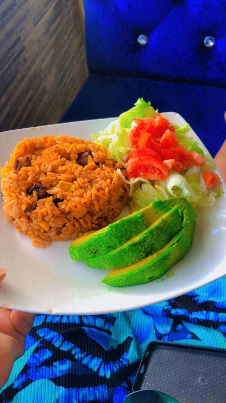 Arroz con ensalada y aguacate