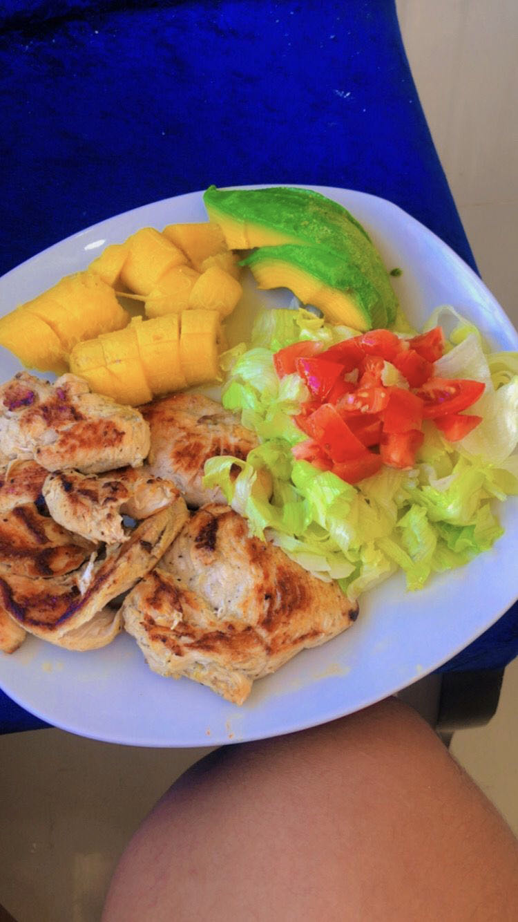 Pollo con ensalada y fruta