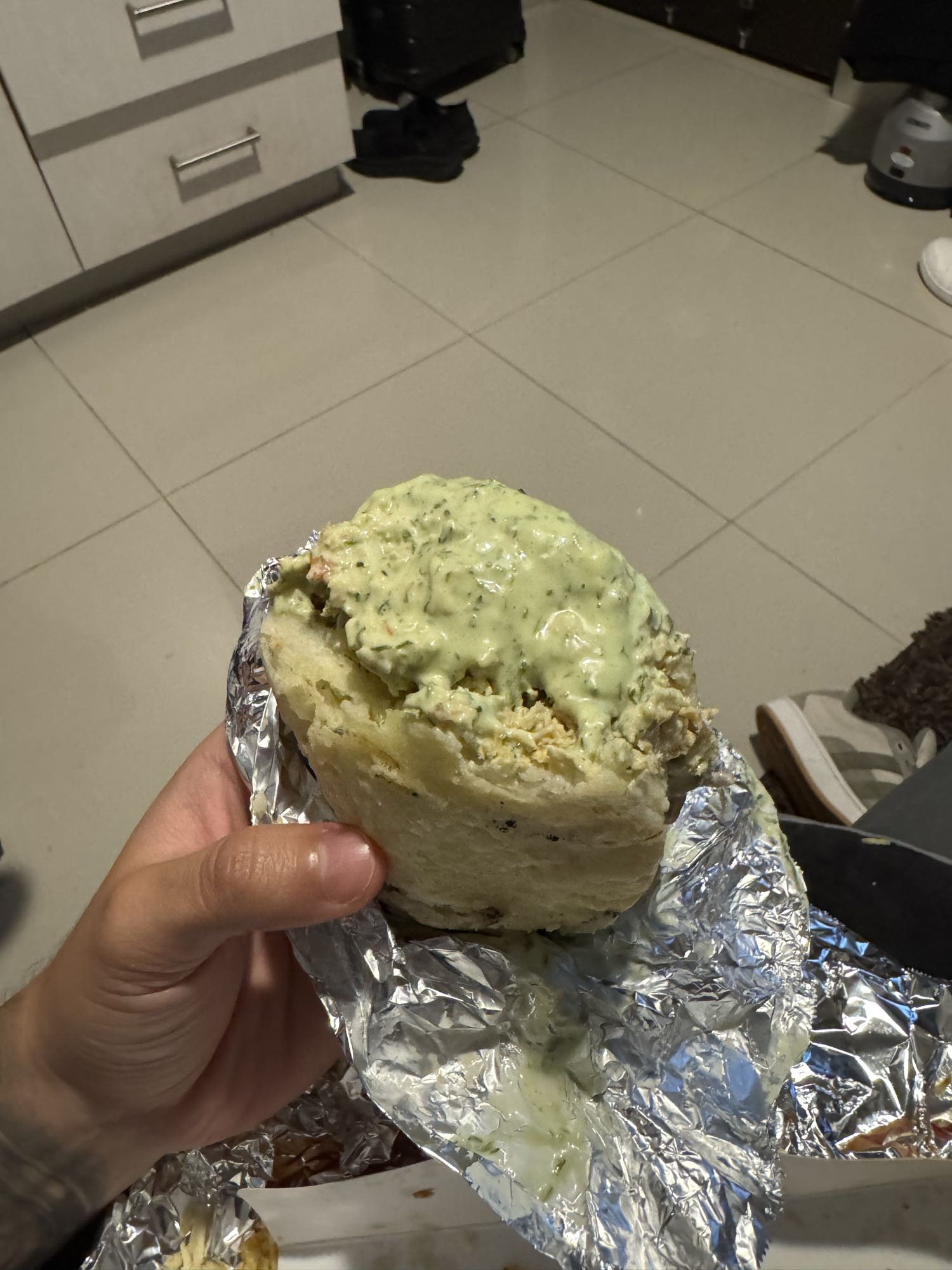 arepa de pollo con salsa verde