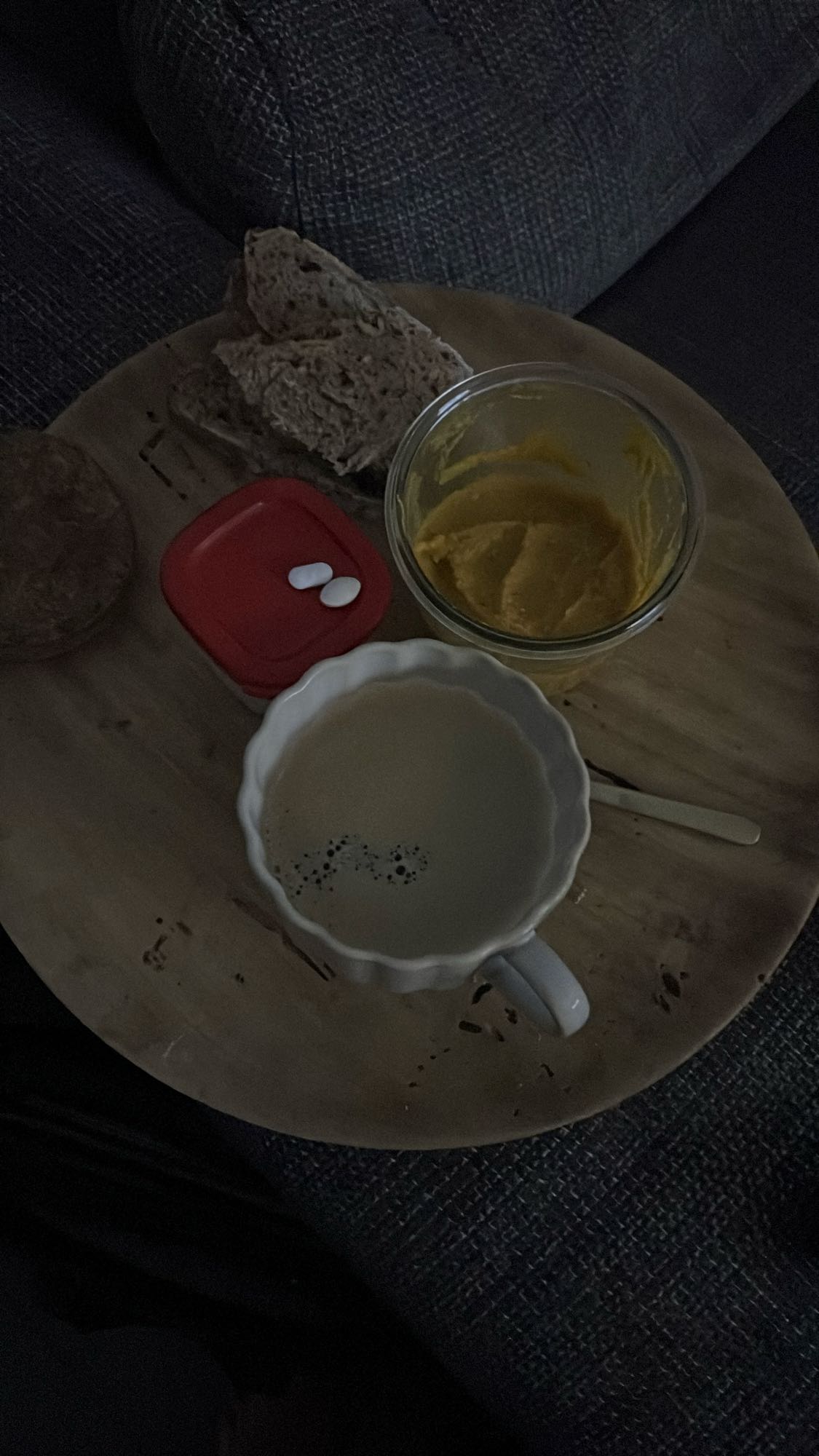 Pain, houmous et café