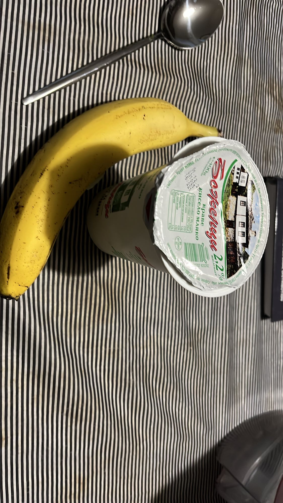 Банан с кисело мляко