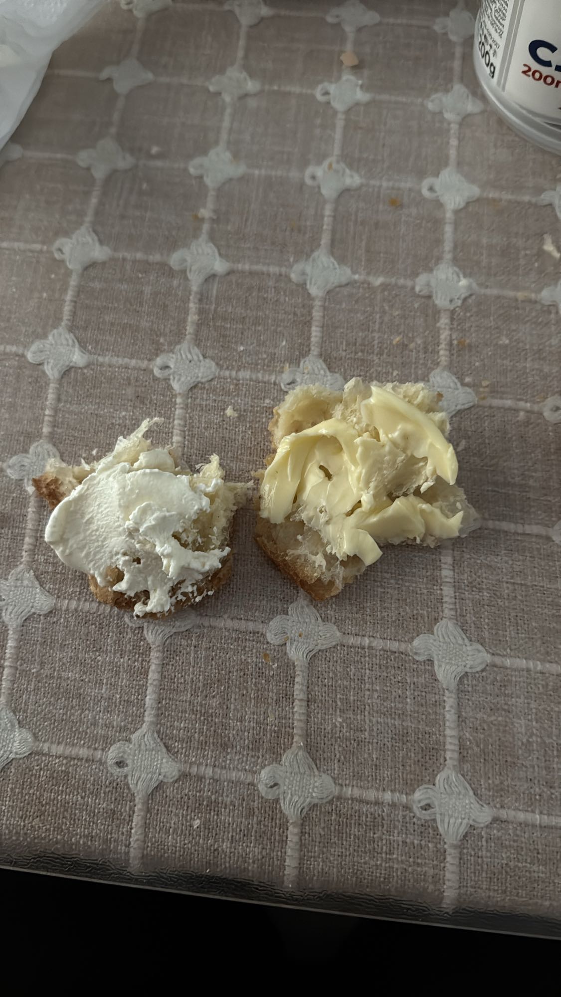 Хлеб с маслом и творожным сыром