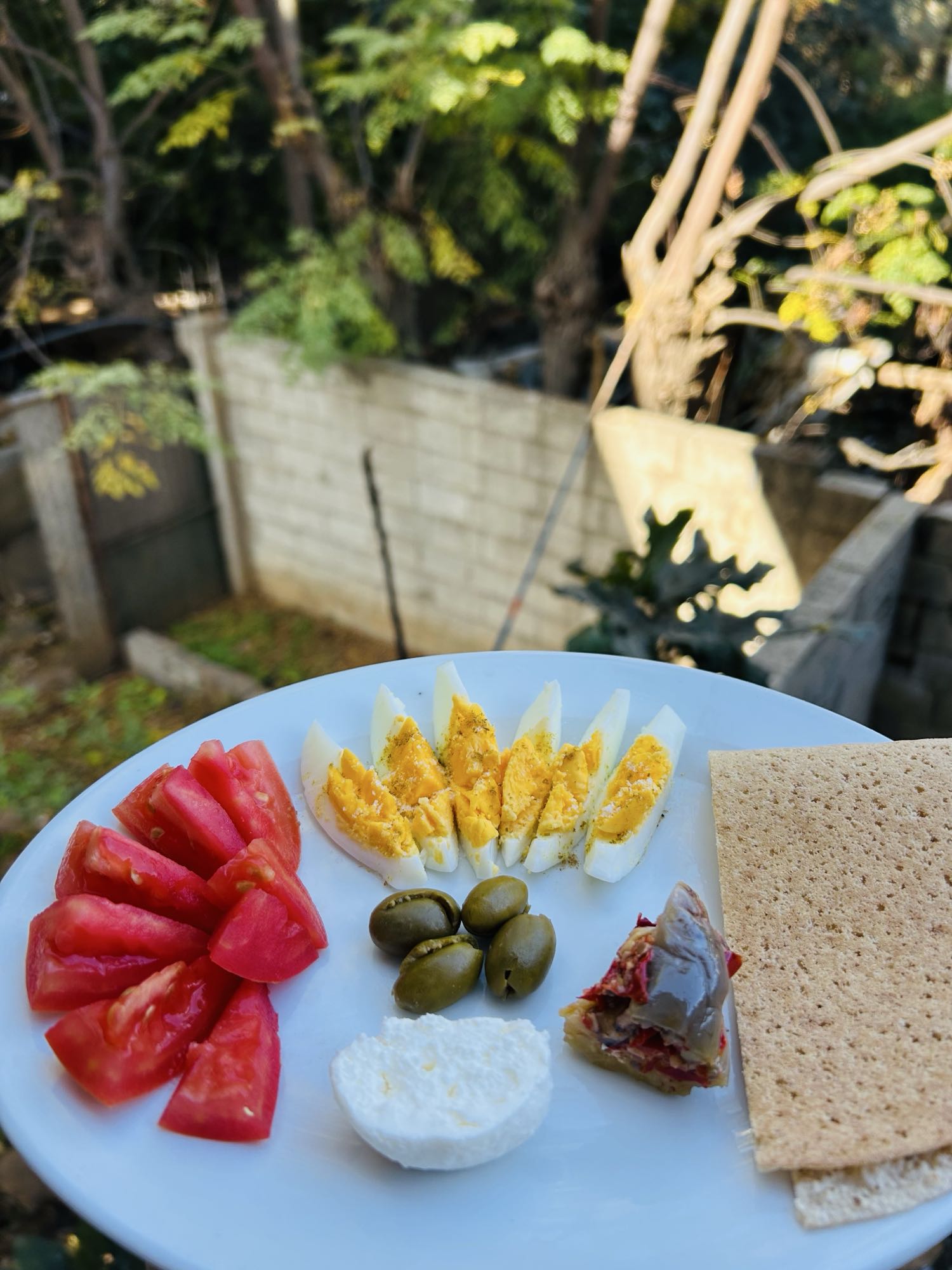 Egg, Tomato & Crispbread Plate