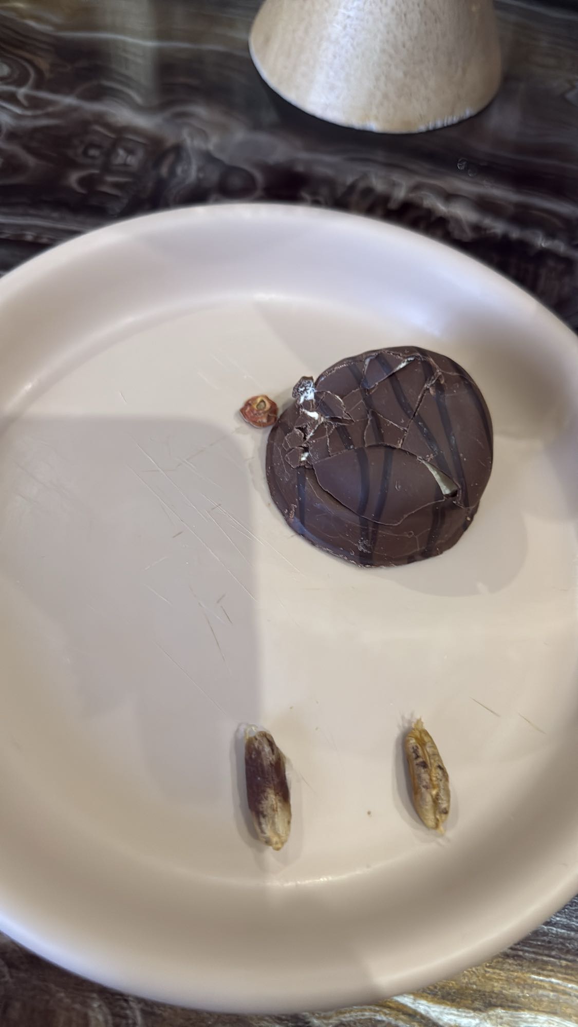 шоколадная конфета с финиками