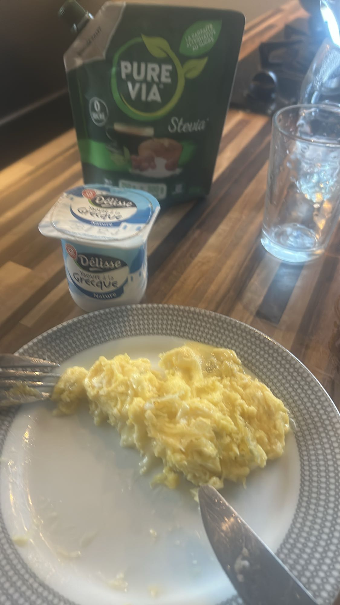 Oeufs brouillés et yaourt