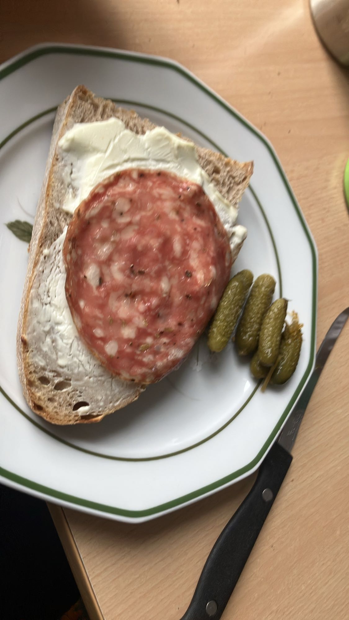 Pão com salame e pepino