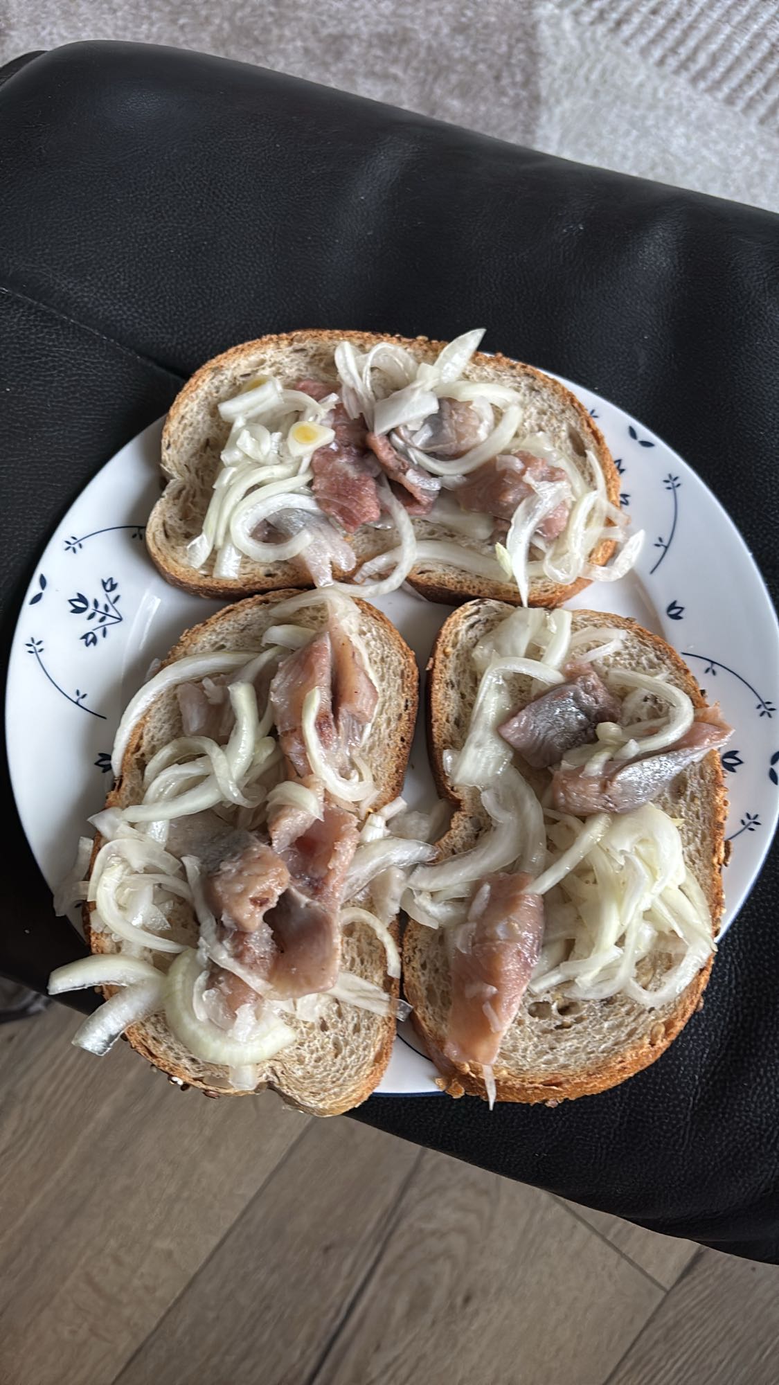 Sildesmørbrød med løk