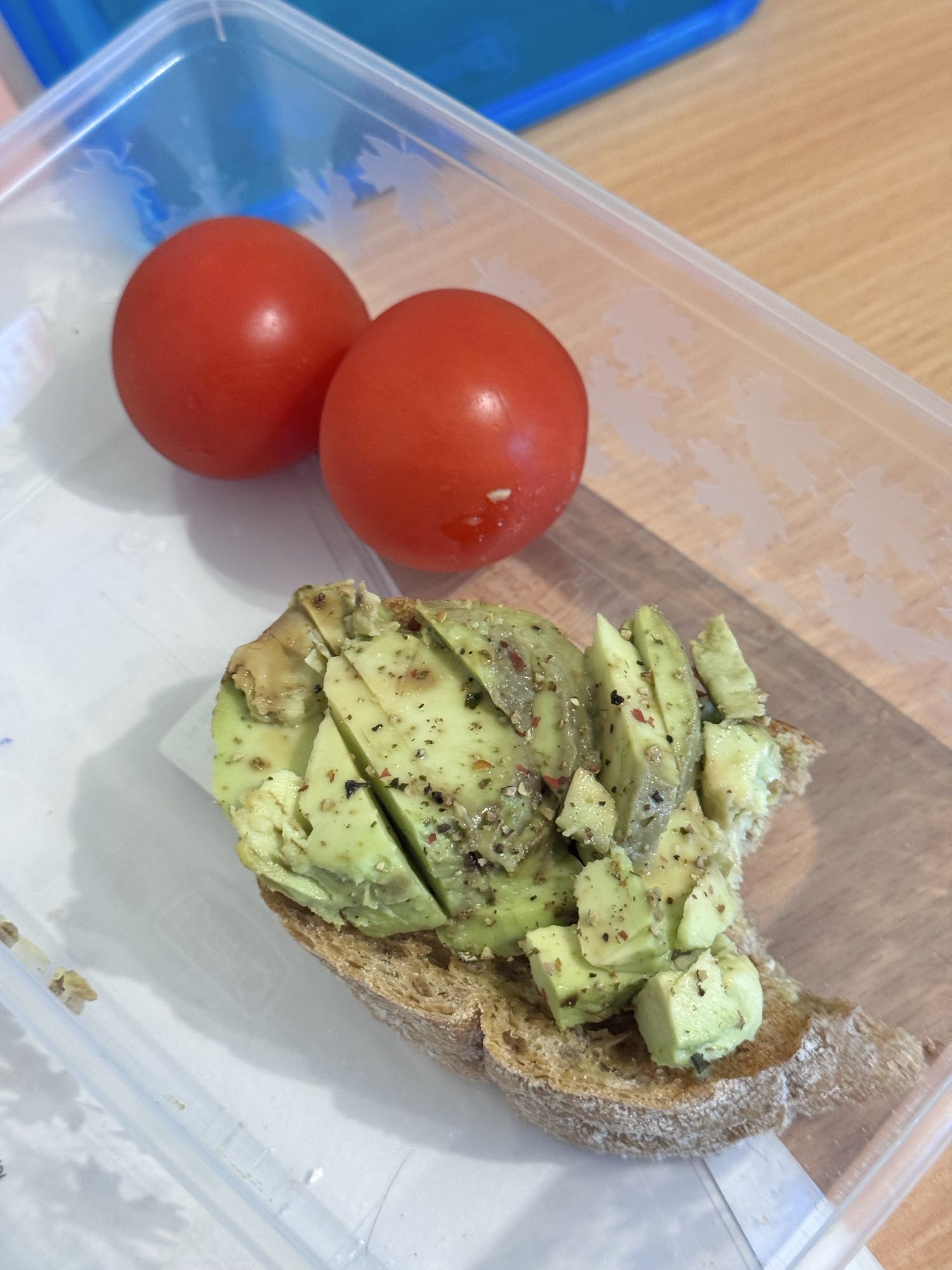 Авокадо-тост с помидорами