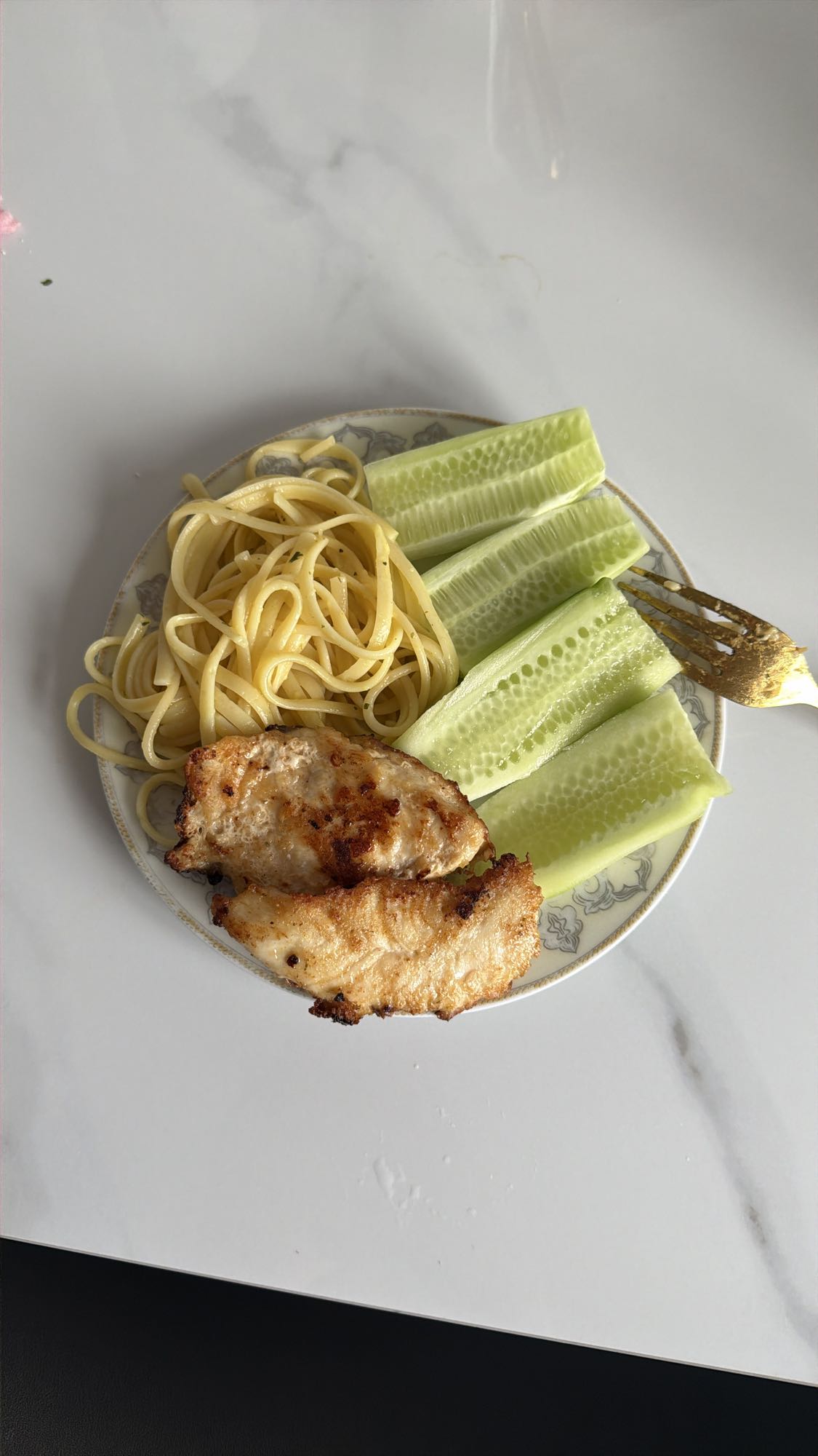 Курица с макаронами и огурцом