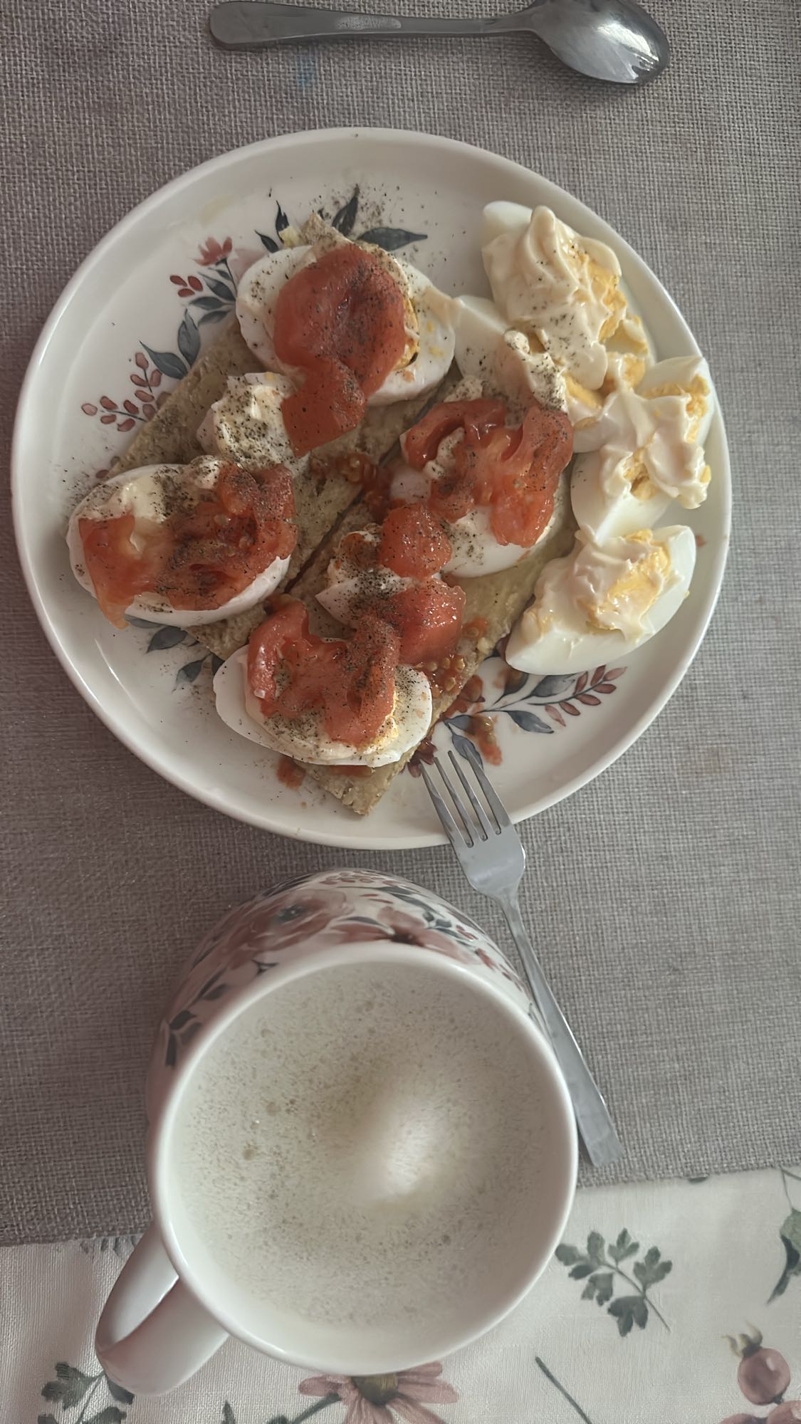 Jajka na chrupkim pieczywie