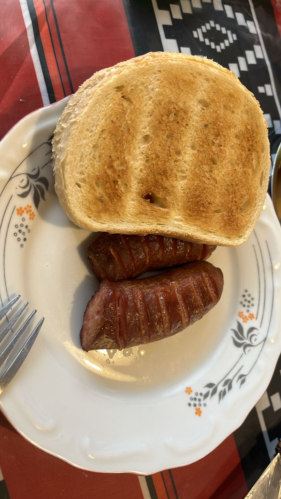 Препечена филия с наденица