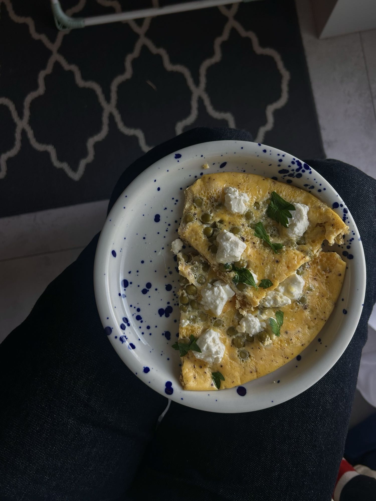 Omlet z serem i groszkiem