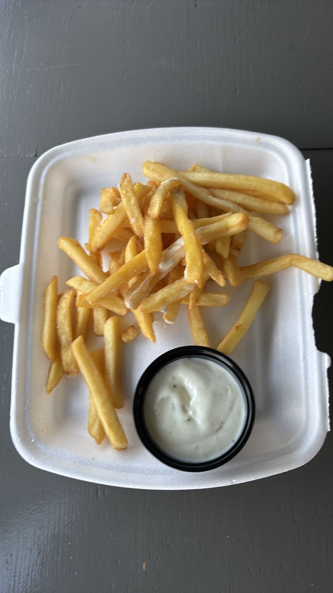 Frytki z sosem czosnkowym