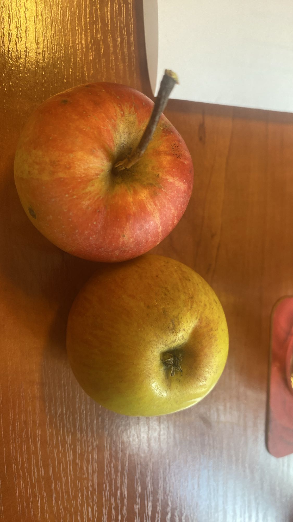 Dwa jabłka