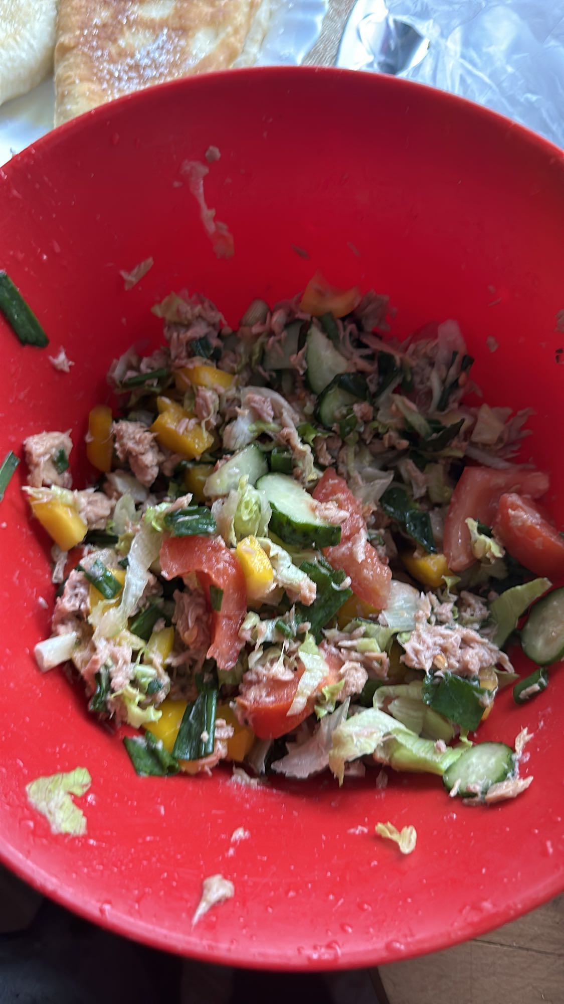 Salată cu ton și legume