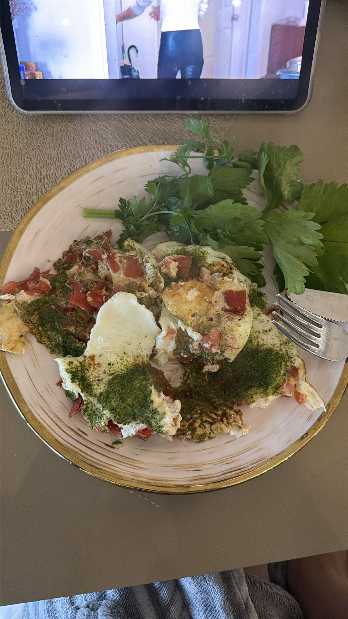 Яичный омлет с чечевичным хлебом